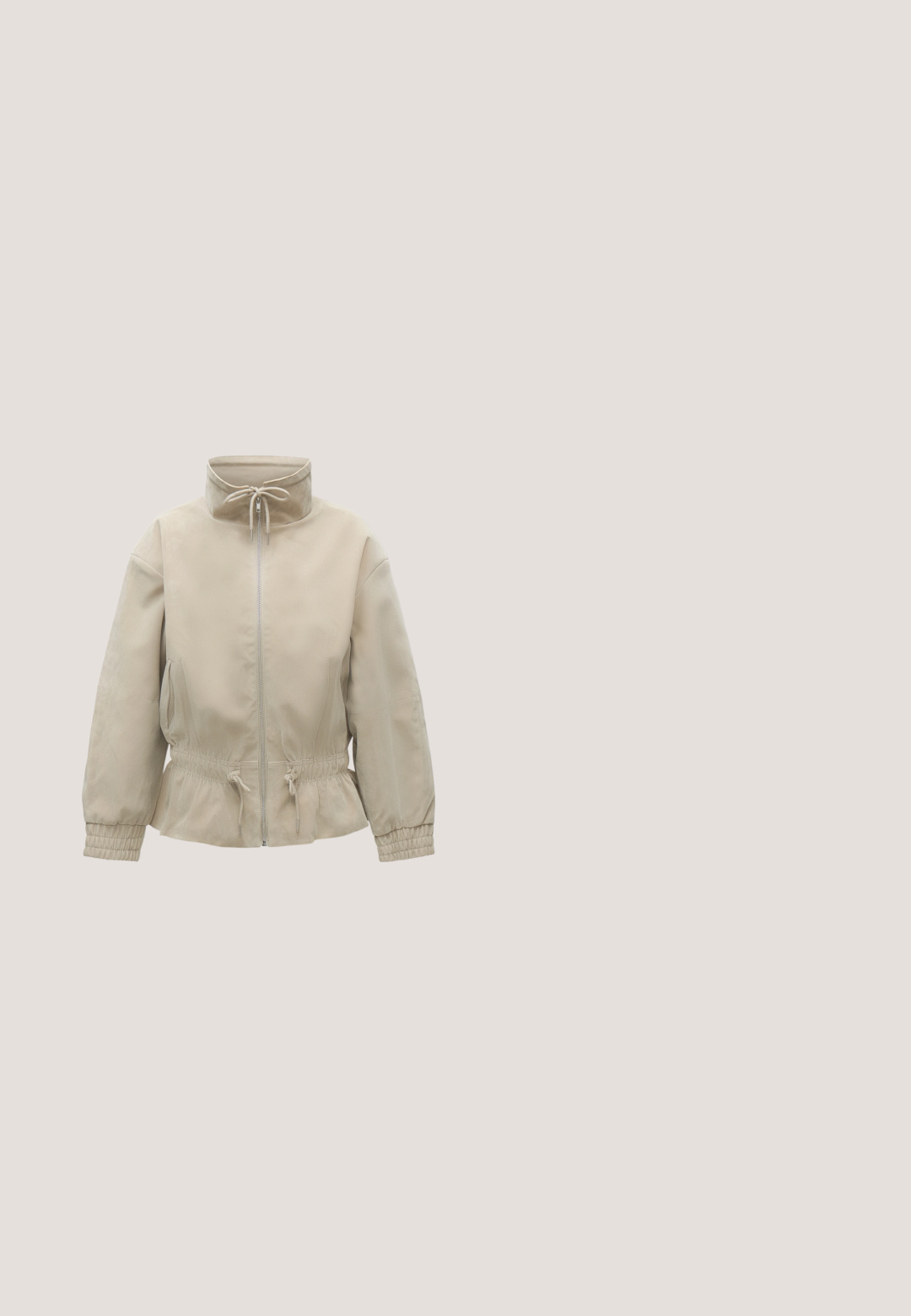 Beige jas met ritssluiting, hoge kraag en koordjes bij de nek en taille, elastische manchetten en zijzakken op een effen achtergrond.; Beige ribbel T-shirt met korte mouwen en een ronde hals, met zichtbare naden op de mouwen en halslijn, plat liggend op een witte achtergrond.; Lichtblauwe wijde jeans met een hoge taille, voorzien van twee zijzakken, een ritssluiting en een knoopsluiting. Gemaakt van denimstof.; Bruine suède lage sneakers met witte veters, witte hielkap en een gumrubberen zool op een effen lichte achtergrond.; DRAGON DIFFUSION SANTA CROCE BIG - Handtas - tan; Zilveren armband met ronde, gepolijste metalen schakels met een centrale uitsnede, beveiligd met een sluiting, weergegeven op een witte achtergrond.