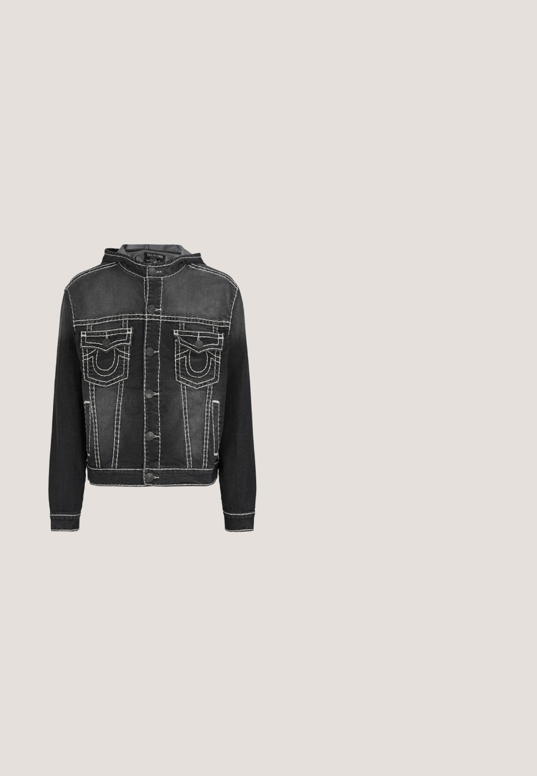 Zwarte spijkerjas met witte contrasterende stiksels, knoopsluiting aan de voorkant, borstzakken met klep en capuchon, van het merk True Religion.; Zwarte mouwloze denim vest met twee borstzakken, knoopsluiting en een grafische print met het ontwerp en logo's van "The Number of the Beast".; Zwarte cargoshorts van katoen met meerdere zakken, een knoopsluiting en zijdrawstrings voor verstelbare lengte.; Zwarte leren combatboot met hoge enkel, ronde neus, vetersluiting aan de voorkant, en robuuste rubberen zool met diepe profiel voor grip.; Zwarte piloten-zonnebril met metalen montuur, donkere getinte glazen en verstelbare neuspads op een witte achtergrond.; Zwarte schoudertas gemaakt van leer en stof, met een ritssluiting, verstelbare riem en een logo in diamanten vorm.