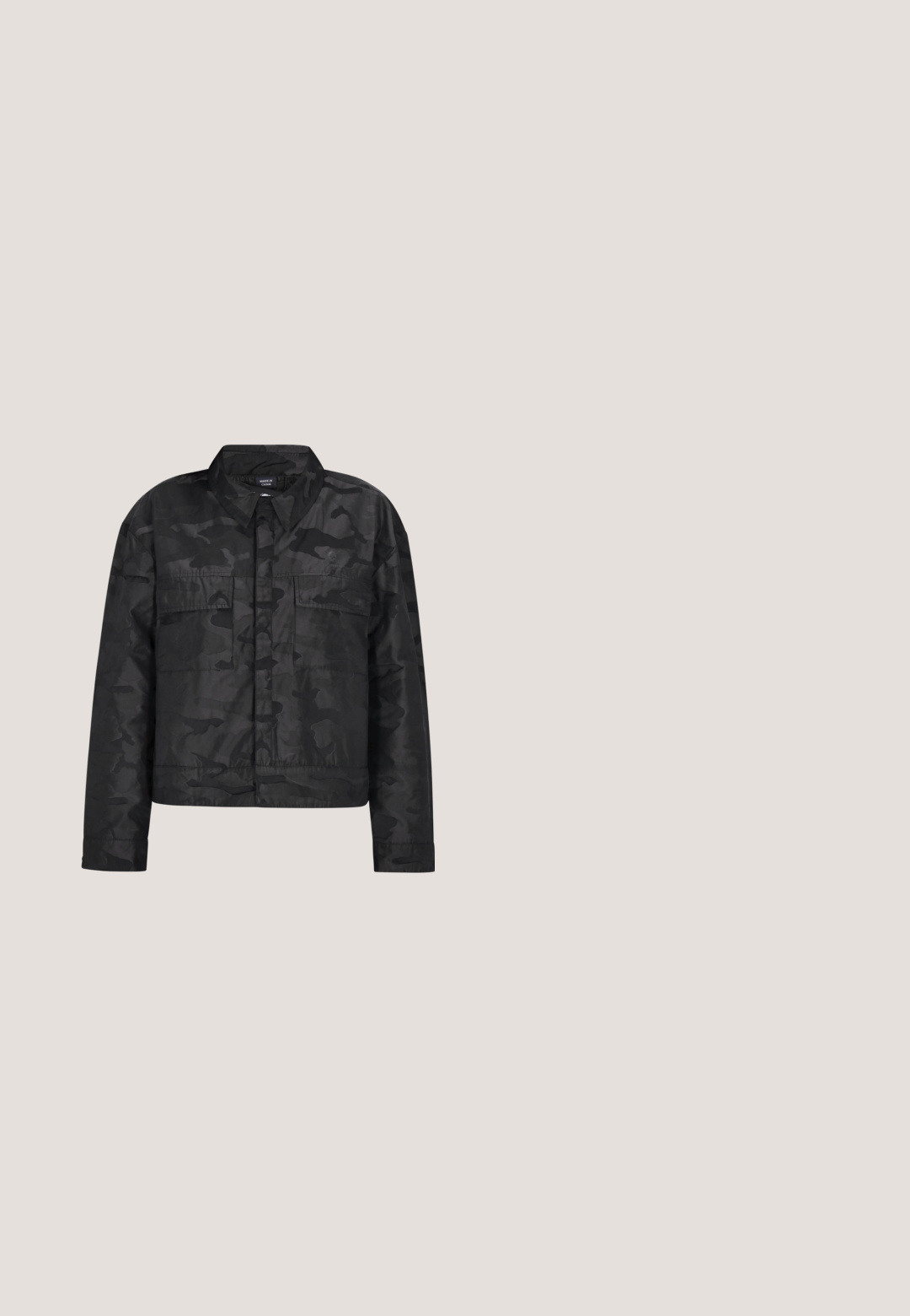 Chaqueta negra cortada con un sutil patrón de camuflaje, que presenta un cuello, dos bolsillos frontales y una textura suave y brillante.; Top negro acanalado sin hombros con mangas cortas, forma ajustada, textura suave y un diseño limpio y sencillo.; Shorts de cuero negros con una cintura alta, cinturón ancho, detalle plisado y textura suave, con un corte relajado.; Bota de combate de cuero negro con suela gruesa de tacos, ojales metálicos, cordones decorativos con cadena y lengüeta trasera sobre fondo blanco.; Riñonera de cuero negro con dos bolsillos en forma de diamante, tachuelas plateadas a lo largo de los bordes y una superficie texturizada. Incluye correa ajustable.; Heideman ALMA - Collar - silberfarben poliert