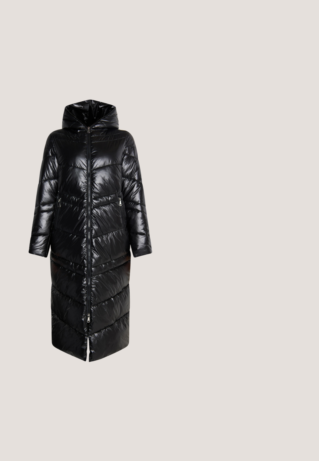 Lange zwarte glanzende gewatteerde jas met capuchon, volledige ritssluiting aan de voorkant, twee met rits afsluitbare zijzakken en visgraatvormig stikselpatroon.; Zwarte sweatshirt met een losse pasvorm, met lange mouwen en een ronde halslijn. Geëmboste tekst "JOYFUL" over de voorkant. Zachte stoftextuur.; Zwarte skinny jeans van rekbaar materiaal, met een klassieke vijf-pocketontwerp, knoopsluiting en riemlussen. Gladde structuur overal.; Zwarte hoge sneakers met een glanzende patenten leren bovenkant en suède accenten. Chunky zool met uitgesproken profiel en gewatteerde kraag.; Zwart gestructureerde handtas met korte en lange verstelbare bandjes, met het "JOOP! JEANS"-logo in reliëf aan de voorkant.; Zwarte ketting met een dunne, ovale hanger. De ketting heeft kleine, ronde schakels. De hanger heeft een gladde oppervlakte en afgeronde randen.