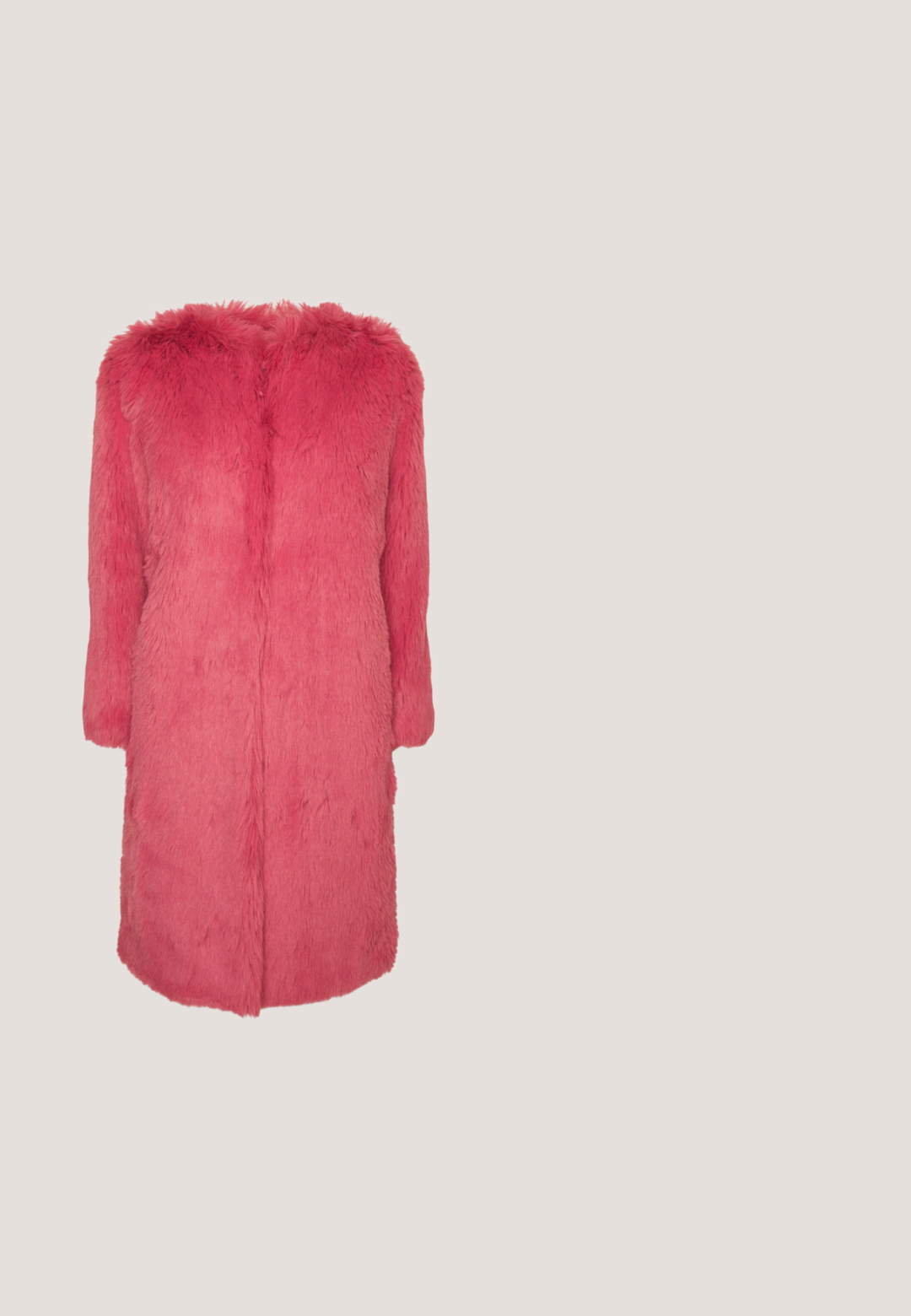TWINSET OVERCOAT - Zimný kabát - holly berry; Ružové saténové šaty s krátkymi puff rukávmi, V-výstrihom a nahrnutými detailmi na poprsí a okrajoch rukávov. Hladká, lesklá textúra.; Ružová lakovaná topánka s špicatou špičkou a dvoma dekoračnými popruhmi. Má čierny nízky blokový podpätok a hladký povrch.; Swarovski Slnečné okuliare - pink; Ružová kožená crossbody taška so zlatým retiazkovým popruhom a obdĺžnikovou zlatou sponou na bielom pozadí.; Náramok zlatého tónu s obdĺžnikovými ružovými kameňmi, pevne usadenými v kovovom ráme s hladkým povrchom a bezpečným zapínaním.