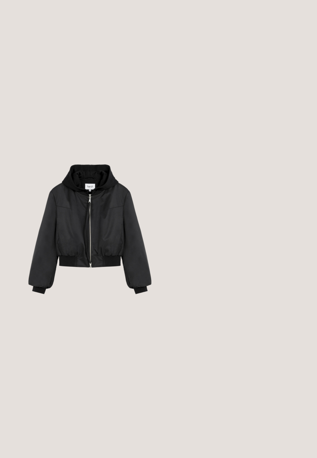 Schwarze Bomberjacke aus glattem Stoff, mit einem Reißverschlussverschluss vorne, geripptem Saum und einer Kapuze. Dezente Nähte an den Ärmeln.; Hellgraues kurzärmliges T-Shirt mit karierter "KSUBI"-Schrift über der Brust, rundem Halsausschnitt und Standardpassform.; Frau trägt hoch taillierte, weit geschnittene schwarze Jeans, schwarzes Cropped-Top, schwarze Schuhe und einen Ring an der rechten Hand, steht vor weißem Hintergrund.; Schwarzer Lederankle-Boot mit spitzer Zehe, kurzem kittenabsatz und silbernem Schriftzug in der Nähe der Ferse.; Schwarze Denim-Handtasche mit einer großen, gebundenen Schleife und Schulterriemen, vorne mit "THE SACK BAG MARC JACOBS" bestickt.; Silberne Creolen mit dem Wort "Perfect", das innen in jedem Ohrring aus Strasssteinen geschrieben ist, vor weißem Hintergrund.