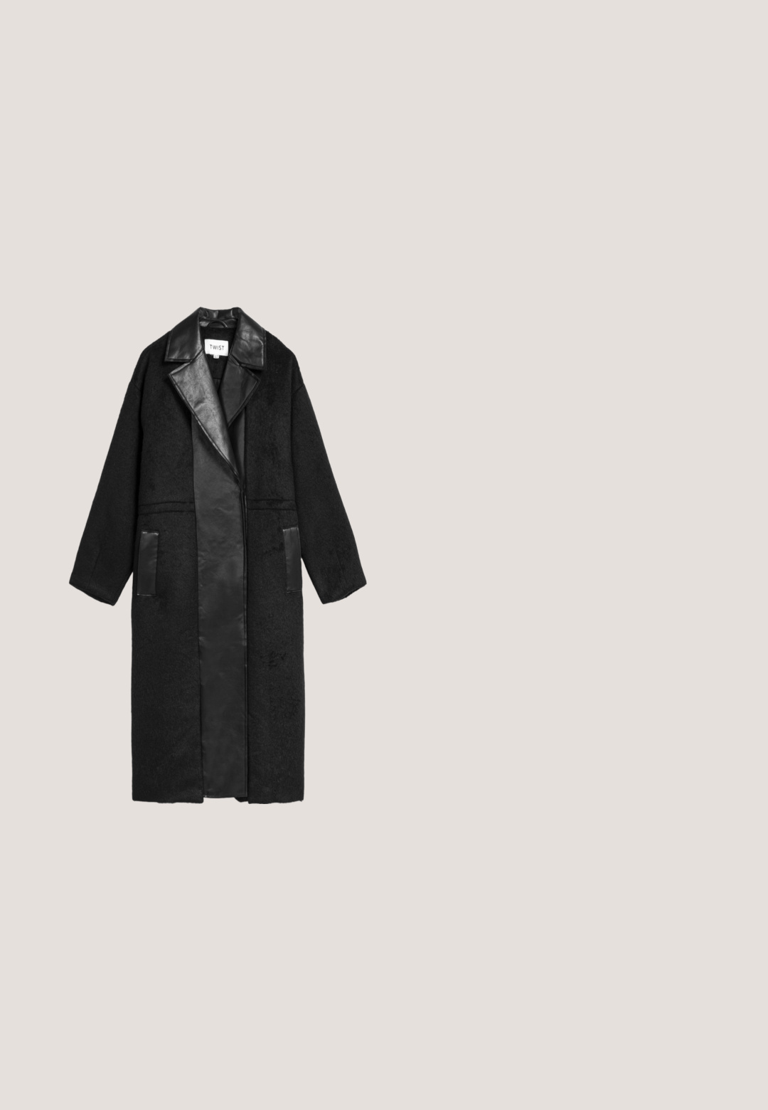 Abrigo negro con cuerpo de lana texturizada y solapas y bolsillos de piel sintética. Presenta un diseño largo y abierto con mangas oversize.; Top negro asimétrico hecho de tela texturizada; presenta un detalle de lazo en el hombro izquierdo y un diseño ajustado.; Pantalones negros de talle alto y pierna ancha con pliegues, trabillas para cinturón y cremallera frontal, mostrados sobre un fondo blanco.; Botín negro hasta el tobillo con suela gruesa, parte superior de cuero liso, paneles laterales elásticos y una lengüeta. Presenta una suela de goma texturizada.; Bolso de mano negro curvado con acabado brillante, asas dobles y larga correa de hombro ajustable sobre fondo blanco.; Cinturón de cuero negro con una hebilla grande, rectangular y redondeada de bronce y extremos puntiagudos, extendido plano sobre un fondo blanco.