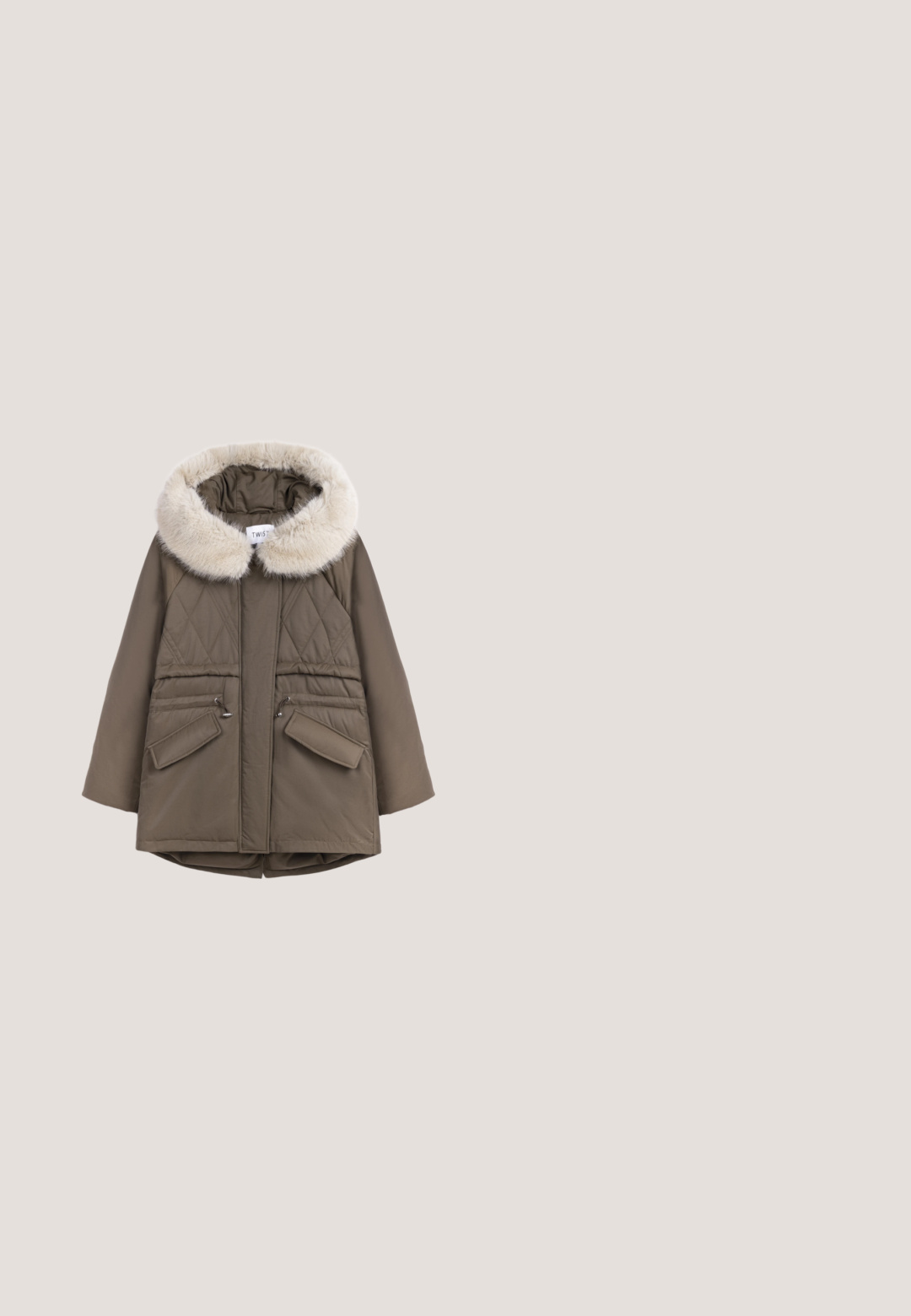 Parka matelassée kaki avec un col en fausse fourrure amovible, fermeture éclair à l'avant et deux poches latérales, offrant un design structuré et fonctionnel.; Pull en maille bleu marine avec col montant côtelé et poignets, avec trois boutons dorés sur chaque poignet.; Haut bleu marine à manches longues avec col montant à volants et trois boutons dorés sur chaque manchette, présenté sur fond blanc.; Jean en denim bleu clair, coupe droite, avec des zones délavées et une légère usure. Comprend cinq poches et une fermeture à bouton classique.; Botte chelsea en velours brun avec un bout arrondi, des panneaux élastiques sur les côtés et une semelle en caoutchouc noir basse. Elle dispose d'une languette pour un enfilage facile.; Pochette en daim marron avec un fermoir rectangulaire doré et une fermeture à rabat en forme d'enveloppe, présentée sur fond blanc.