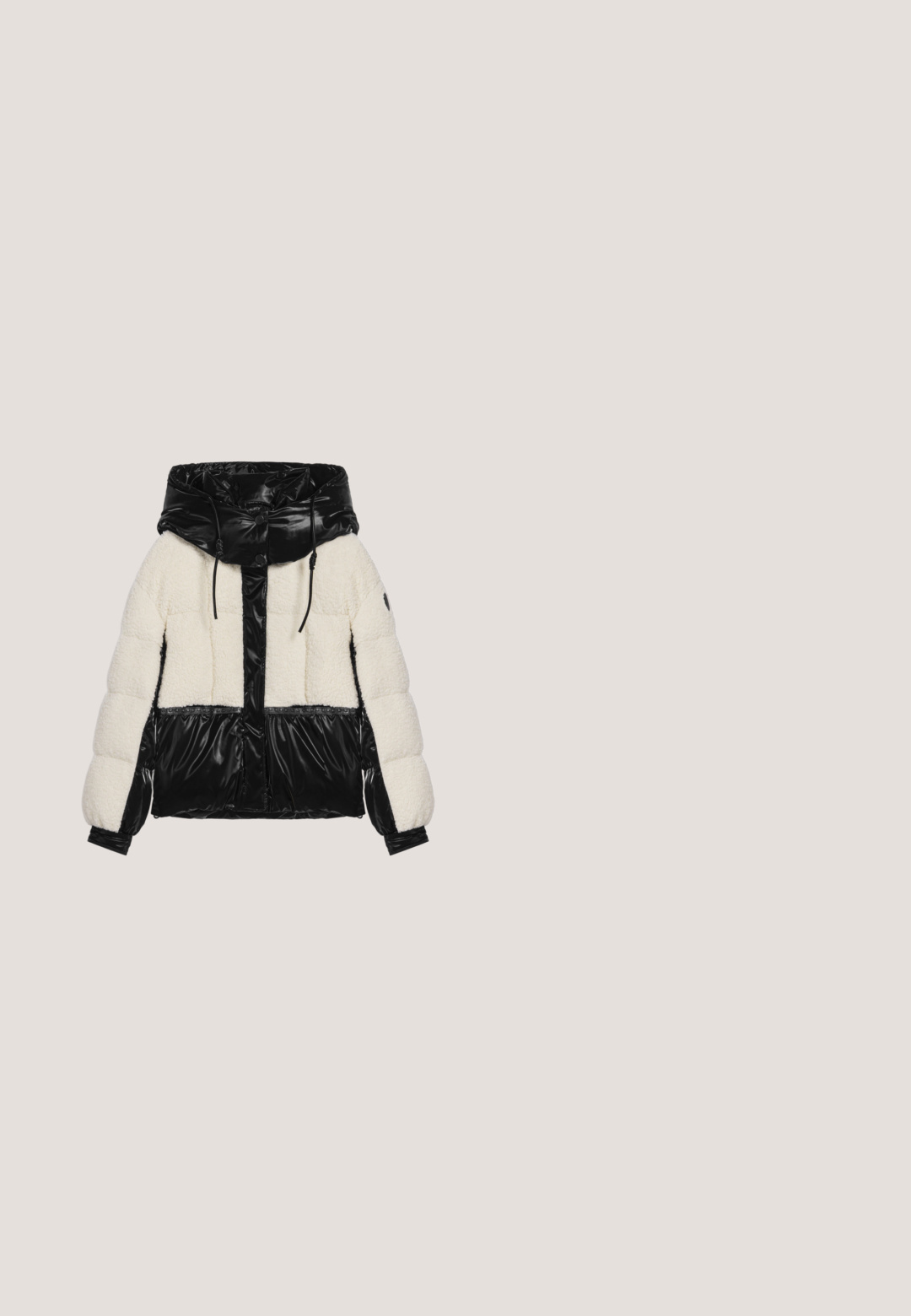 Chaqueta de plumón con un frente negro brillante, mangas y capucha; cuerpo de color crema y suave; presenta un cierre con cremallera y botón a presión.; Sudadera corta negra hecha de un tejido suave. Cuenta con un cierre frontal con cremallera, dos bolsillos laterales y una capucha. Textura suave con puños elásticos.; Top negro de manga larga con cuello con volantes y un acento metálico en forma de corazón en la parte delantera. Tela suave, diseño recortado y mangas fluidas.; Pantalones de pierna ancha en tela negra adornados con un sutil patrón de cebra en tonos de púrpura y plata, con una cinturilla lisa.; Botín negro de pelo con parte superior texturizada, que cuenta con una gruesa suela de goma negra y un patrón de relieve para agarre y estabilidad.; Bolso de tela negra con un patrón texturizado de ondas, que presenta un asa trenzada y forma redondeada. Material suave y aterciopelado que proporciona una sensación táctil.