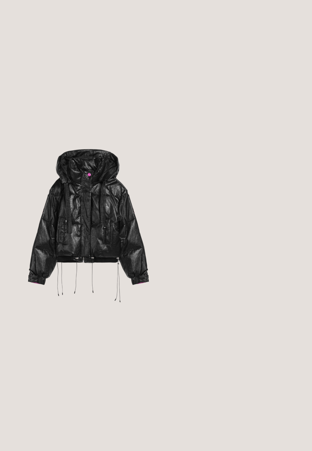 Schwarze, kurz geschnittene Jacke mit glänzender Textur, Kapuze, pinkem Druckknopf, verstellbaren Kordeln und Fronttaschen. Mit elastischen Bündchen.; Gekürztes Langarmshirt im dunklen Camouflage-Muster mit Braun- und Grautönen. Hergestellt aus einem glatten, leichten Stoff mit Rundhalsausschnitt.; Graue, weit geschnittene Denim-Hosen mit glänzender Textur, Fronttaschen und einem dekorativen Schmetterling-Graphic an der Seite. Abgenutzte Details sind vorhanden.; Schwarze kniehohe Stiefel mit einer gerippten Plattformsohle und strukturiertem Obermaterial. Elegantes, figurbetontes Design mit abgerundetem Zehenbereich und ohne sichtbare Beschläge.; Katzenaugen-Sonnenbrille mit einem mattschwarzen oberen Rahmen und einem glänzend weißen unteren Rahmen. Dunkle Gläser und eine glatte Textur verleihen dem modernen Design zusätzlichen Charme.; Schwarze Lederhandtasche mit Schulterriemen, Reißverschluss, geschnürten Seiten und floralen Ausschnitten auf der Vorderseite.