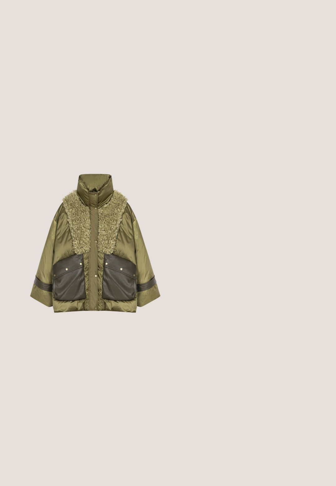 Chaqueta acolchada verde oliva con cuello de piel sintética, grandes bolsillos oscuros y acabado satinado. Presenta un cuello alto y cierre de botones a presión.; Blusa transparente de color verde oliva, con cuello atado, cintura elástica y mangas largas con volantes. Tejido ligero con un diseño fluido.; Pantalones verdes de pierna ancha y plisados con cintura elástica, que presentan una textura acanalada vertical y un diseño fluido adecuado para uso casual.; Zapato de tacón alto con punta puntiaguda en tela estampada de leopardo verde y negro, con tacón transparente y correa ajustable en el talón con hebilla dorada.; Bolso bandolera de terciopelo amarillo texturizado con acentos grises, que presenta un patrón floral en relieve y un logo metálico en la parte delantera.; Pendientes de aro dorado con cuentas facetadas multicolores y pequeños aros dorados, cada uno con un colgante vertical dorado con letras grabadas.