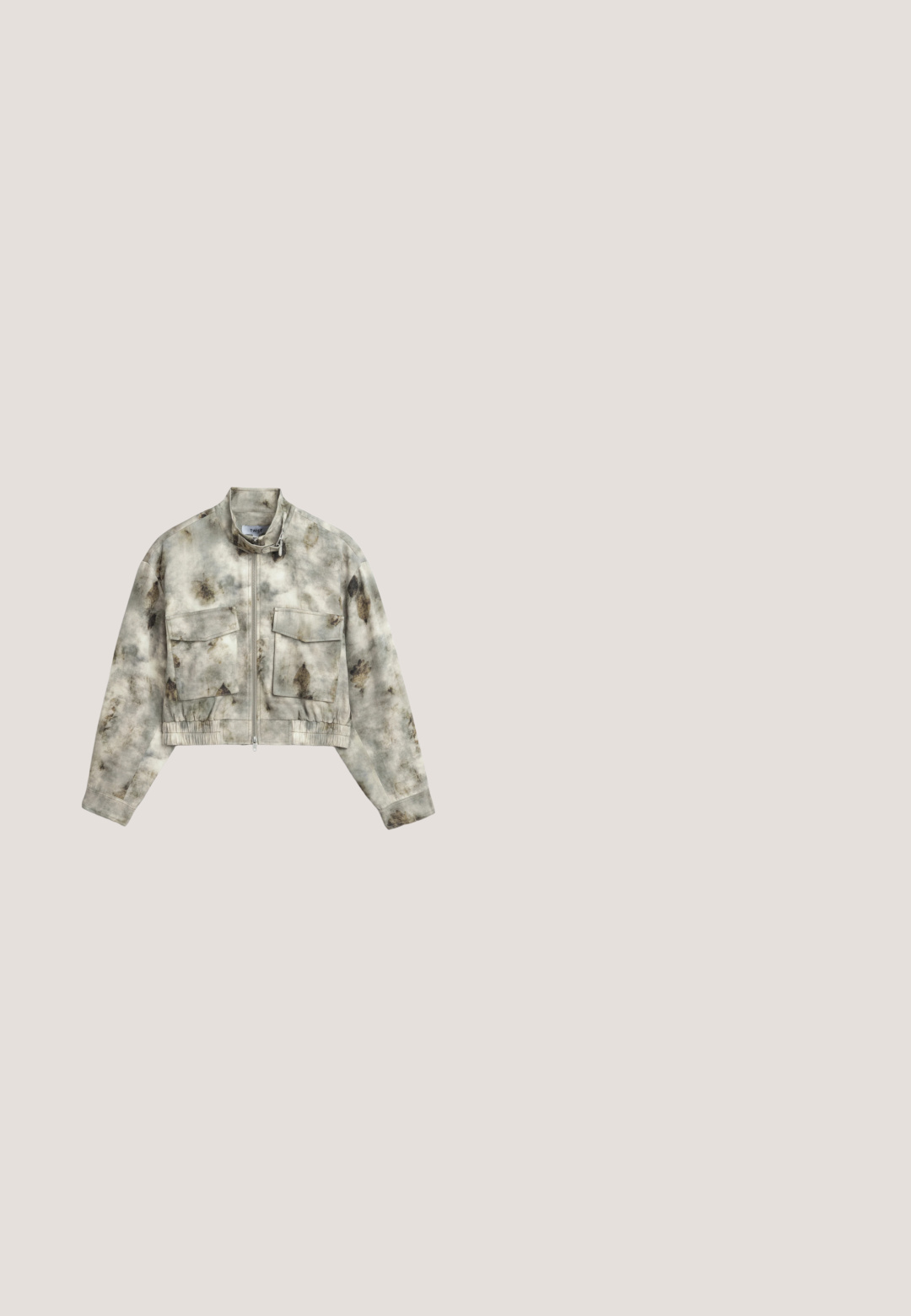 Gekürzte Reißverschlussjacke mit Stehkragen, zwei vorderen Klappentaschen, elastischem Bund und einem grau-braunen Batikmuster.; Weißes Langarm-Oberteil aus geripptem Strick mit Bootsausschnitt, geradem Saum und subtiler vertikaler Textur im gesamten Stoff.; Braune Sportshorts aus glattem Stoff mit lockerer Passform, die weiße seitliche Streifen und ein besticktes Logo am unteren linken Saum aufweisen.; Spitz zulaufender Slingback-Schuh mit niedrigem Absatz, dunkelblauem Denim vorne und hellbraunen Lederriemen mit Schnallen auf weißem Hintergrund.; Dunkelbraune Lederhandtasche mit geflochtenem Griff und einem dekorativen goldenen Knotendetail am vorderen Riemen, vor weißem Hintergrund.; Creolen mit Goldton und gedrehter Form, verziert mit herzförmigen Oberteilen und Steckverschluss, dargestellt vor weißem Hintergrund.