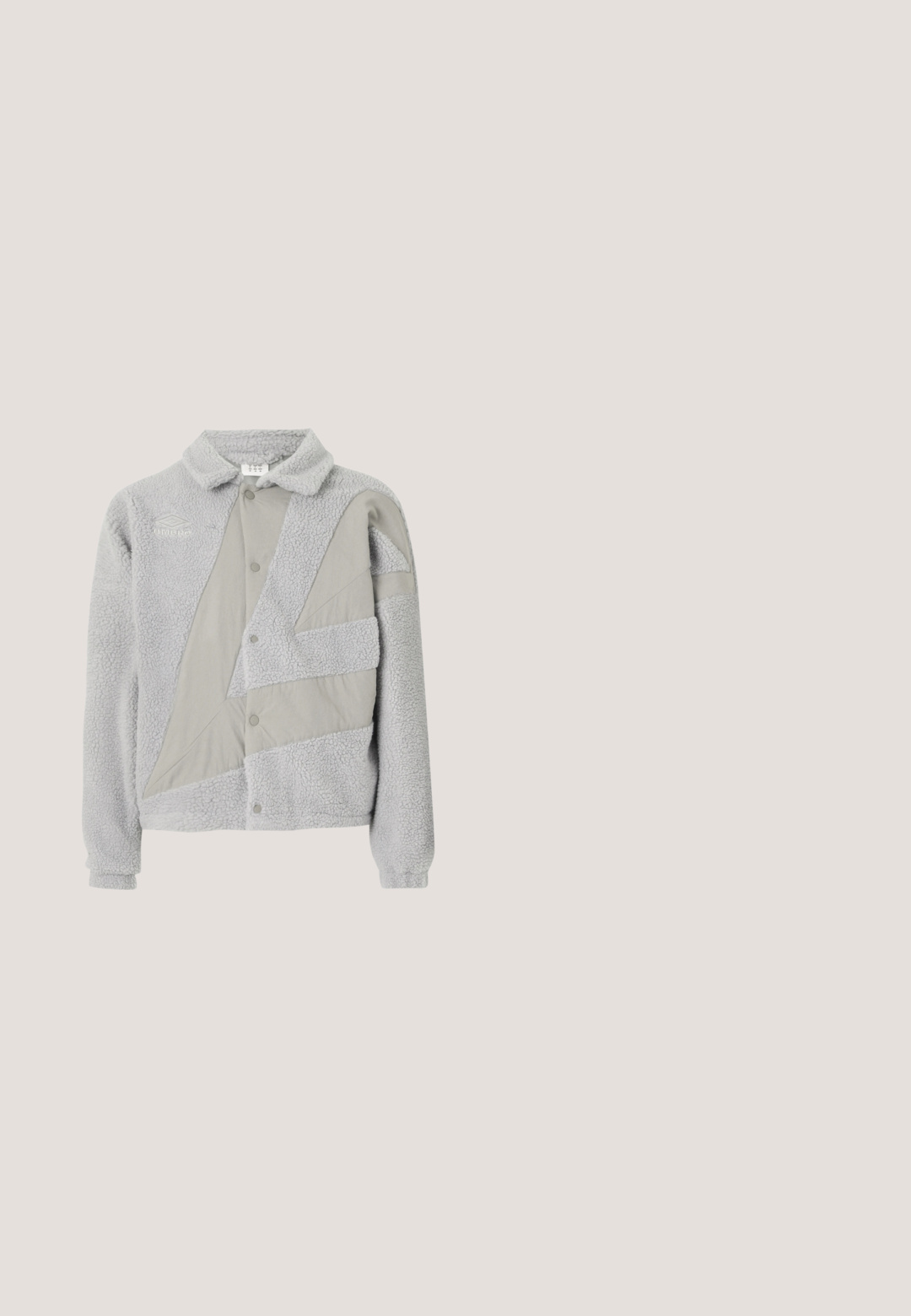 Umbro ACKET - Veste polaire - harbor mist/ultimate gray; Pull à col zippé gris clair fabriqué en tissu doux. Il dispose d'un col haut, de manches longues et d'une poche avant avec un logo discret.; T-shirt blanc à manches courtes en coton, avec un col rond et un dos légèrement allongé, arborant un petit logo sur le côté.; Jeans en denim bleu clair avec une coupe droite, dotés de poches plaquées et de coutures contrastées. Le tissu présente une texture délavée.; Baskets blanches Nike Air Force 1 avec logo swoosh gris flottant au-dessus d'une surface en pierre et un mur en pierre gris en arrière-plan.; Sac en tissu noir de forme plate, avec un texte blanc en gras. La fermeture éclair est située en haut, avec un détail en boucle sur un côté.
