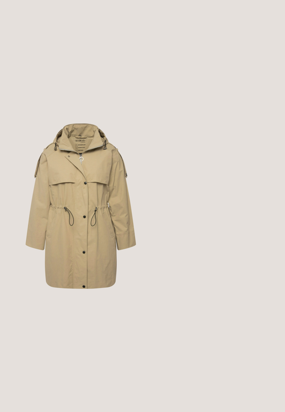 Tan, vandafvisende parka med lynlås og knaplukning foran, justerbar snor i taljen, store frontlommer og hætte med toggellukning.; Beige cardigan med lange ærmer, V-udskæring og fem knapper foran, lavet af blødt strikstof.; Hvid strikket pullover med korte pufærmer, rund hals og ribbede manchetter. Blød tekstur med en afslappet pasform.; Blå denim skinny jeans med høj talje, fem lommer og lynlåslukning. Stoffet har en let falmet tekstur med kontrasterende syninger.; Hvide sportssko med struktureret overdel, subtile guld accenter, rund tå og polstret krave. Har snørelukning og letvægtssål.; Brun crossbody taske med lynlåslomme foran, justerbar rem og lille metallisk mærkelogo på forsiden i midten.