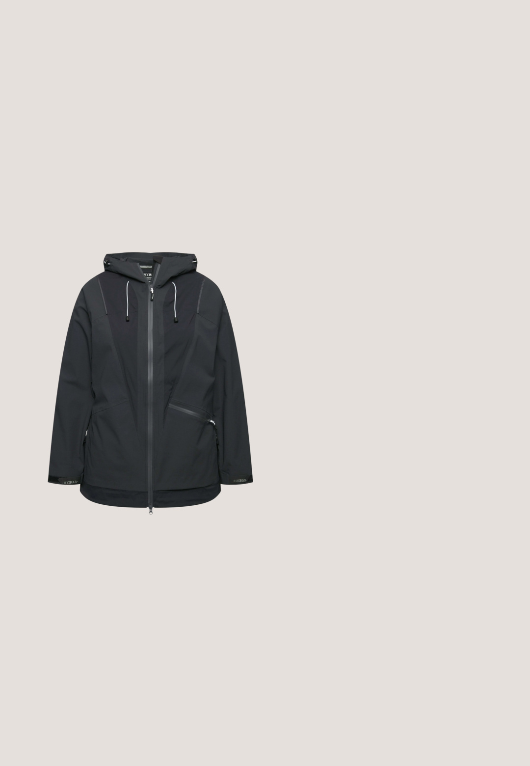 Sort vandtæt jakke med hætte, frontlynlås og justerbare snore. Har flere lynlåslommer og tekstureret stof.; Sort pullover-top med høj hals, snorelukning og to store forlommer med mat finish. Blød stoftekstur.; Sort kortærmet sportst-shirt med V-udskæring i åndbart, hurtigtørrende stof, designet til komfort under fysisk aktivitet.; Sorte leggings lavet af strækbart materiale, der har en høj, elastisk talje med subtil branding. Glat tekstur, tætsiddende design.; Sorte slip-on sko med en tekstureret strikoverdel, polstret sål og et strømlinet design med en diskret logoaccents på siden.; Sort, tekstureret crossbody taske med lynlås i toppen, justerbar skulderrem og gule detaljer. Har logo-print og sølv hardware.