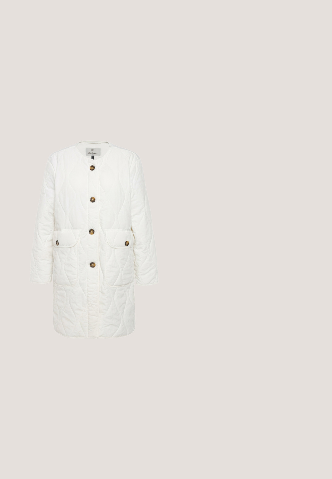 Gequilte witte jas met een ronde halslijn, knopen aan de voorkant en twee voorkruiden. Zachte textuur met een gladde binnenvoering.; Zwart-wit horizontaal gestreepte cardigan met lange mouwen, ronde halslijn en drukknoopsluiting aan de voorkant.; Witte katoenen T-shirt met een ronde halslijn en korte mouwen. Ontspannen pasvorm met een gladde textuur en geen zichtbare patronen of accenten.; Zwarte broek met een elastische tailleband en een trekkoord. Ontworpen in een taps toelopende vorm, gemaakt van een gladde, lichte stof.; Witte en zwarte sneakers met een getextureerde zwarte accent, suède en leren materialen, dikke geribbelde witte zool en contrasterende grijze details.; Zwarte gewatteerde leren crossbody tas met een ritsluiting, verstelbare strap en een rechthoekig logo-patch aan de voorkant.