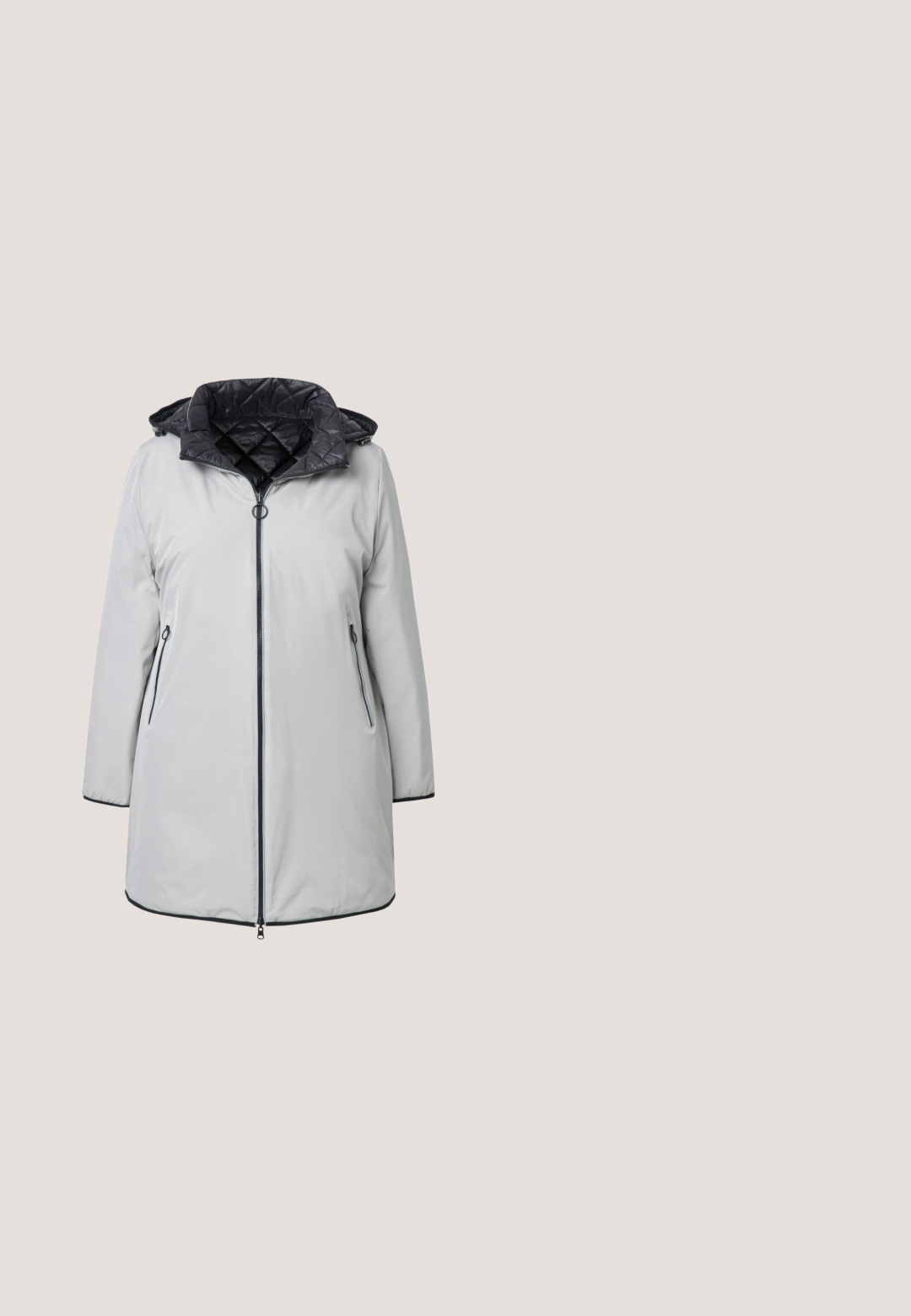 Lichtgrijze geïsoleerde jas met capuchon, voorzien van een gequiltte zwarte voering, een voorkant met rits en twee zijzakken met contrasterende bies.; Fuchsia roze top met driekwart mouwen, met schouderuitsnijdingen en geborduurde accenten op de schouders. Glad, rekbaar materiaal.; Grijze flared broeken met een brede tailleband. Glad weefsel met een lichte glans, van donkerboven naar lichter beneden.; Zwarte sportschoen met meshpanelen, dikke gewatteerde zool en klein swoosh-logo aan de zijkant, gefotografeerd tegen een effen achtergrond.; Zwarte leren handtas met een voorflap, zilveren kettingriem en een opvallend zilver "REPLAY" logo. Gladde textuur en rechthoekige vorm.; Zilveren ketting met meerdere verbonden onregelmatige ovaalvormige gehamerde metalen ringen in een gelaagd ontwerp en verstelbare sluiting.