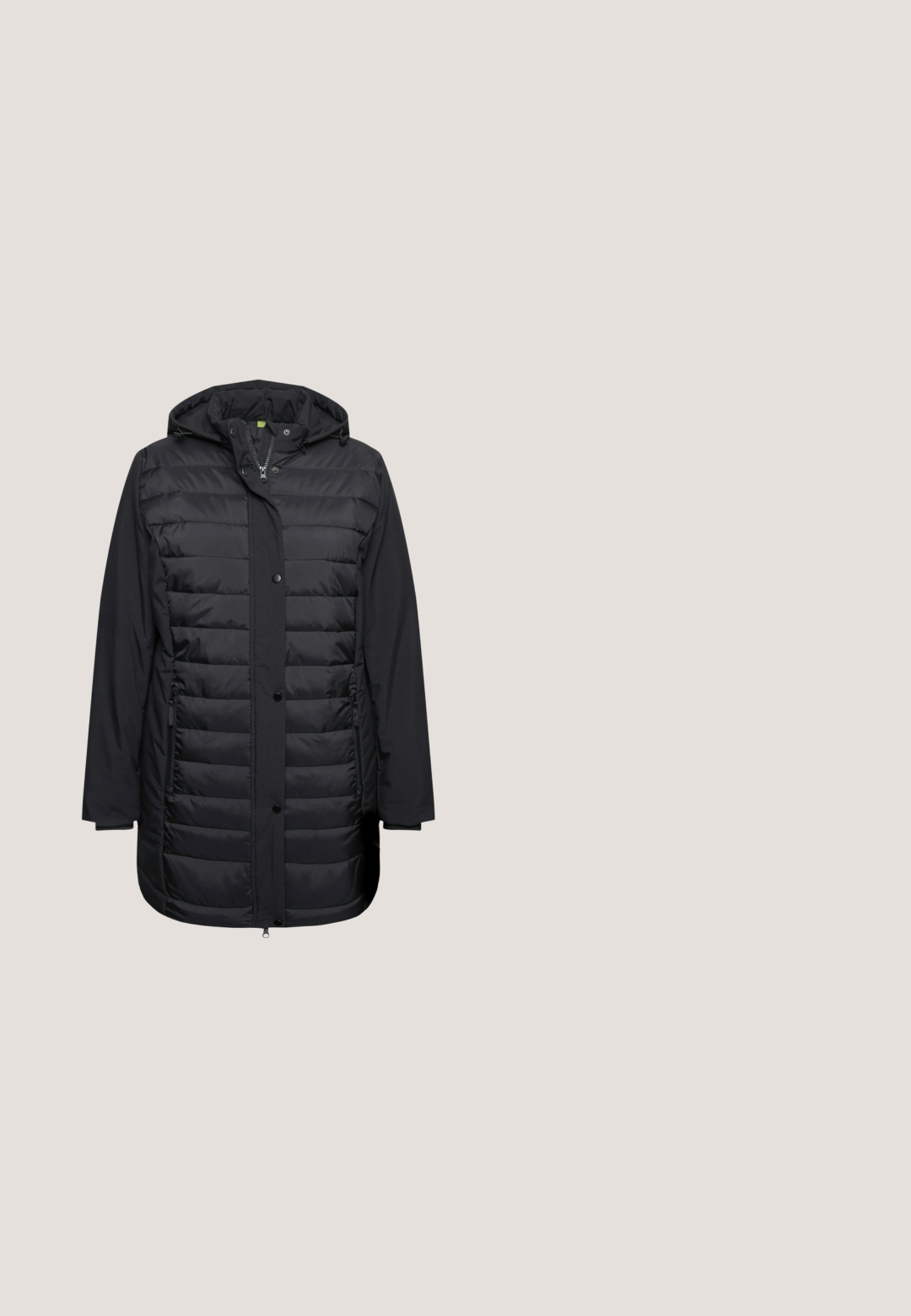 Parka rembourrée noire avec fermeture zip et boutons-pression à l'avant, capuche et deux poches latérales. Mélange de textures lisses et matelassées. Design mi-long.; Sweat-shirt noir à manches longues avec col rond, poignets et bas en côtes, avec un dos légèrement plus long et une couture centrale sur le devant.; T-shirt à manches courtes gris et noir avec le texte "ÉCHAPPEMENT NOSTALGIQUE" et "FLUX ILLIMITÉ" en jaune, présentant un col arrondi et une texture douce.; Pantalons en denim noir avec une coupe droite. Comprend cinq poches, des fermetures à boutons en métal et des accents de couture orange. Matériau en coton.; Sneaker en cuir noir avec une tige arrondie, un design à lacets, une semelle texturée et des détails de couture subtils. Imperméable avec une étiquette Gore-Tex.; Sac en cuir noir au design décontracté, avec une bandoulière courbée et une texture lisse. Présente des coutures minimales et un intérieur spacieux.
