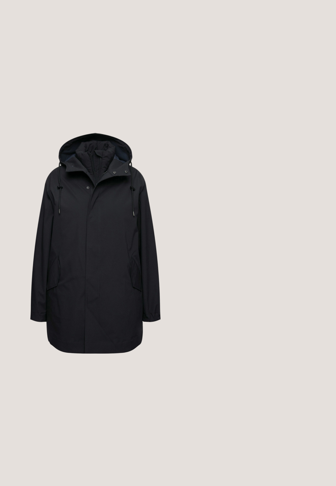 Schwarze wasserdichte Parka mit Kapuze, Reißverschluss, zwei Seitentaschen und verstellbaren Kordeln. Glatte Textur mit minimalistischem Design.; Schwarzer Kapuzenpullover mit dem Wort "TRUE" in reflektierendem silbernem Schriftzug, ausgestattet mit einer Kordelzugkapuze und zwei seitlichen Taschen. Weicher Stoff, lockere Passform.; Langärmliges graues Baumwollhemd mit Rundhalsausschnitt und lockerer Passform. Glatte Textur, einfaches Design ohne Muster oder Akzente.; Schwarze Leggings aus elastischem Material, mit einem hohen, elastischen Bund und subtiler Markenkennzeichnung. Glatte Textur, figurbetonendes Design.; Schwarze Sportschuhe mit einer strukturierten Mesh-Oberseite, gepolsterter Sohle und Schnürdesign. Glatte Akzente und Gummiaußensohle mit Profilrillen.; Schwarze Tragetasche aus gepolstertem Stoff, mit zwei dicken Griffen und einem strukturierten Design mit angularen Seiten und einer glatten Textur.