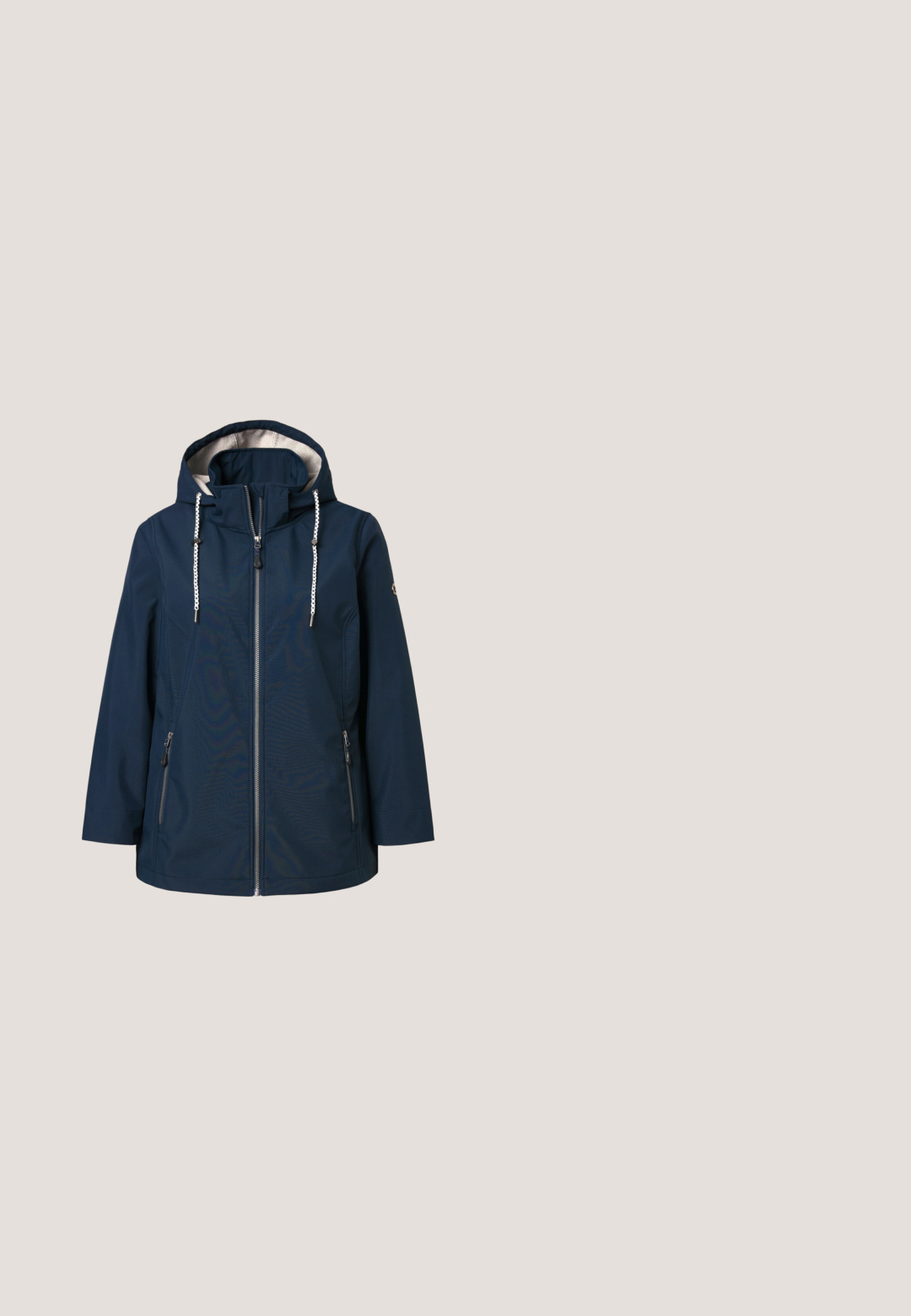 Marineblaue wasserdichte Jacke mit Kapuze, kontrastierender heller Innenausstattung, Frontreißverschluss und zwei seitlichen Reißverschlusstaschen. Mit Zugbandschmuck.; Helles blaues Cardigan mit V-Ausschnitt, langen Ärmeln und vorderer Knopfleiste. Hergestellt aus weichem Material mit glatter Textur und ohne Muster.; Oranges kurzärmliges T-Shirt mit Rundhalsausschnitt und dezentem Muschel- und Meeresleben-Stickmotiv um den Kragen.; Blaue Skinny Jeans aus Denim mit hoher Taille, fünf Taschen und einem Reißverschluss. Der Stoff hat eine leicht ausgewaschene Textur mit kontrastierenden Nähten.; Hellblauer Sportschuh mit atmungsaktivem Mesh-Obermaterial, dicker weißer Sohle, Schnürdesign und "Dockers by Gerli" Schriftzug an der Ferse.; Hellgraue Umhängetasche aus glattem Material. Verfügt über Reißverschluss- und Druckknopftaschen, verstellbaren Riemen und orangefarbene Akzentdetails.