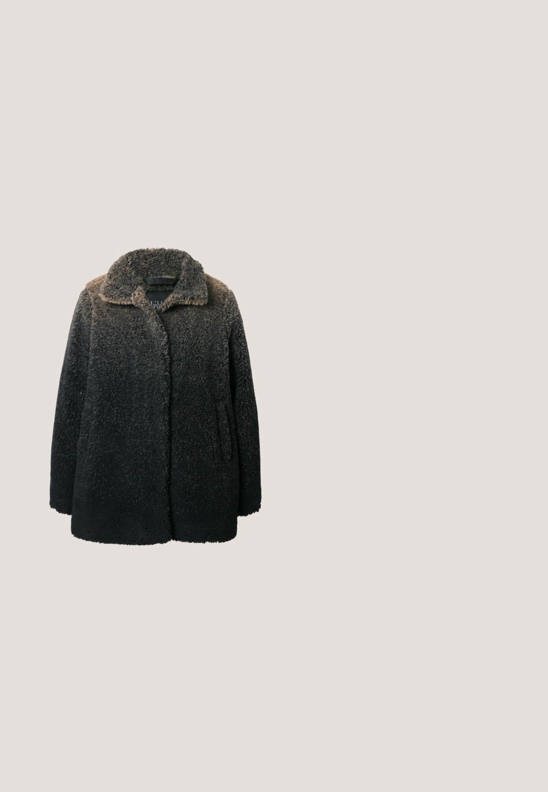 Zwarte en grijze ombré faux fur jas met een kraag, twee zijzakken en een gestructureerd oppervlak. Zacht materiaal met een relaxte pasvorm.; Donkergrijze gebreide jurk zonder schouderbandjes met lange mouwen, een losse pasvorm en geribbelde halslijn, die een gestructureerde stof toont.; Zwarte suède kniehoge laarzen met een vierkante neus en een stevige hoge hak. Gladde textuur, naadloos design en een robuuste silhouet.; Zwarte zonnebril met een glanzende afwerking, hoekig ontwerp, donkere lenzen en een rechthoekig zijaccent met een verhoogd logo.; Zwarte suède tote bag met een V-vormig ontwerp, platte handvatten en een gouden accent rits. Zacht van textuur, minimalistische stijl en geen zichtbare hardware.; Zilveren metallic ketting met een flexibele vormgeving, bestaande uit kleine met elkaar verbonden segmenten en gladde, afgeronde kralen, die een continue lus vormen.