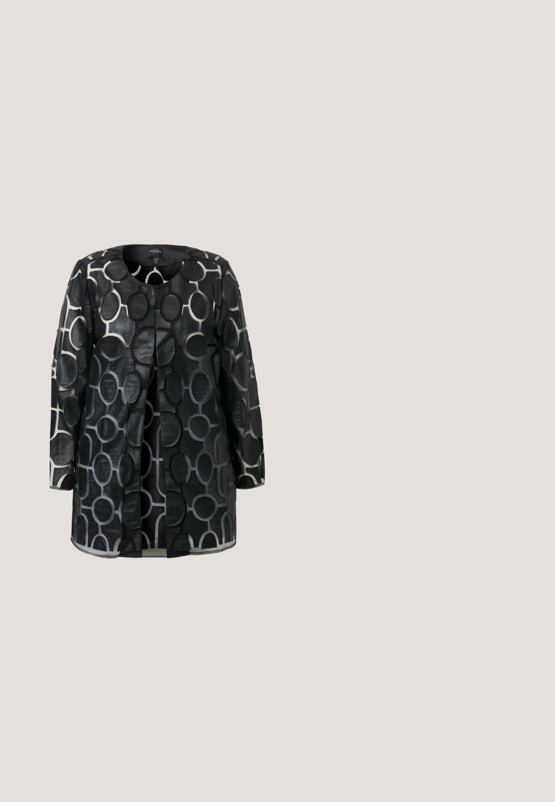 Chaqueta negra con un patrón de grandes diseños circulares en variados tonos de negro y gris, confeccionada en un material liso y ligero.; Vestido de estampado de leopardo hecho de tejido ligero, con escote en V, manga larga, cierre de botones y cintura con lazo para un ajuste ajustable.; Zapato de charol negro tipo slingback con puntera afilada, laterales descubiertos y un tacón bajo cuadrado. Presenta una correa para el tobillo con hebilla.; Gafas de sol negras con un marco octagonal, lentes oscuros y acabado brillante. Presenta un logo sutil en el costado de la varilla.; Bolso de cuero trenzado negro con un diseño relajado, que presenta una correa anudada y un pequeño tachuela dorada decorativa en la parte superior.; Pendientes colgantes con cuentas redondas moradas oscuras, óvalos texturizados, dorados y cuentas irregulares marrón oscuro en forma de piedra apiladas verticalmente.