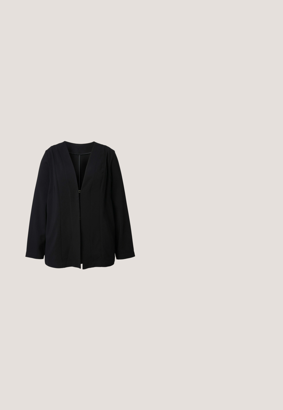 Sort blazer med dyb V-hals, lange ærmer og forreste plisseringer. Fremstillet af holdbart stof; har minimal hardware ved lukningen.; Grøn blondekjole med V-hals, flæser på ærmerne, lagdelt design og indviklede mønstre overalt. Letvægtsmateriale med en tekstureret finish.; Sort mokkasinsko i ruskind med rundet tå, kraftig blokhæl og en dekorativ sort cirkulær detalje på forfoden. Har en slank ankelrem.; Polaroid Solbriller - havana; Sort suede håndtaske med en halvmåneform, der har farverige broderede dyreskaber, guldhardware og en aftagelig skulderrem.; Guldfarvede øreringe med grønne bladdesigns og hvide tåreformede perler, der fremhæver naturlige teksturer og farver.