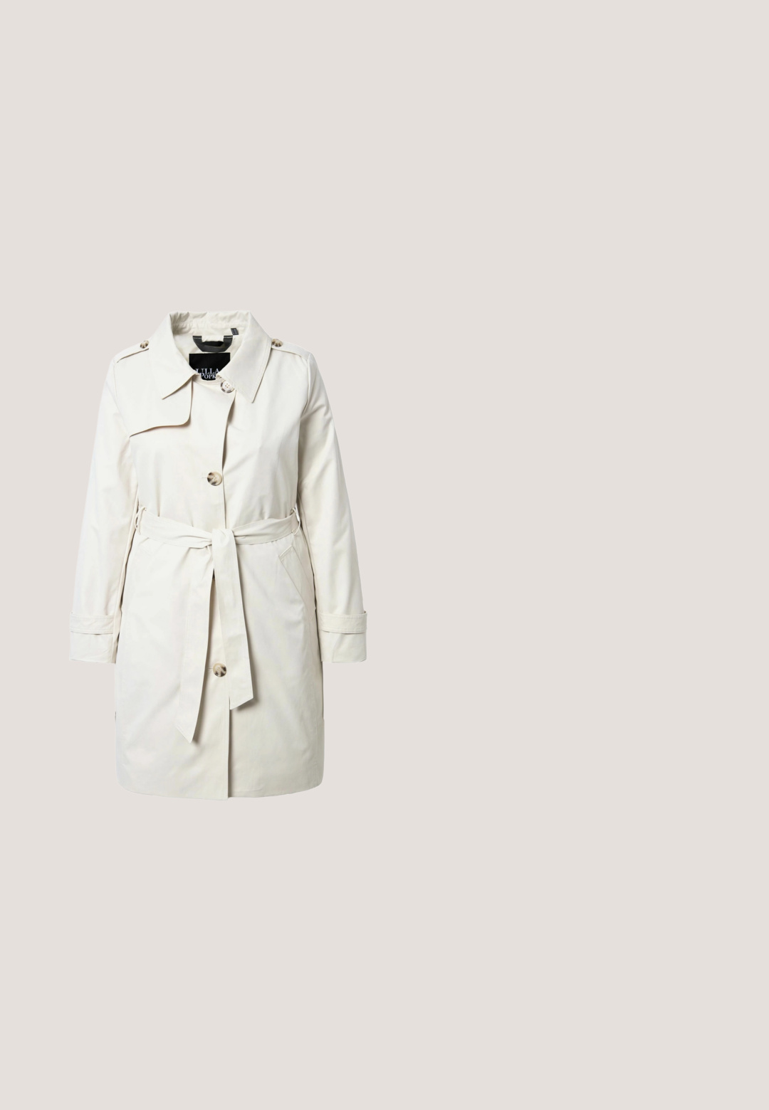 Cremefarbener Trenchcoat mit durchgehender Knopfleiste, Taillengürtel, Schulterpatten und langen Ärmeln vor weißem Hintergrund.; Navy-blaues ärmelloses Kleid mit Rundhalsausschnitt, fließender Silhouette und weichem Stoff, entworfen für einen bequemen Sitz. Die Länge reicht bis zur Mitte der Wade.; Beiger High-Heel-Pumps mit spitzer Schuhspitze und weißer Spitzenüberlagerung, weißem Absatz und Zierleisten, vor einem einfachen hellen Hintergrund.; Schwarze Katzenaugen-Sonnenbrillen mit dunklen Gläsern, glanzvollen Kunststoffrahmen und goldfarbenem Logoakzent an den Bügeln. Winkliges Design mit dicken Kanten.; Beige Handtasche aus Kunstleder mit goldener Kettenriemen und Plakettenlogo. Verfügt über einen Klappdeckel und eine glatte Textur mit minimalistischem Design.; Goldene Creolen mit einem gedrehten Design, die eine tropfenförmige weiße Perle und einen kleinen runden Anhänger aufweisen.