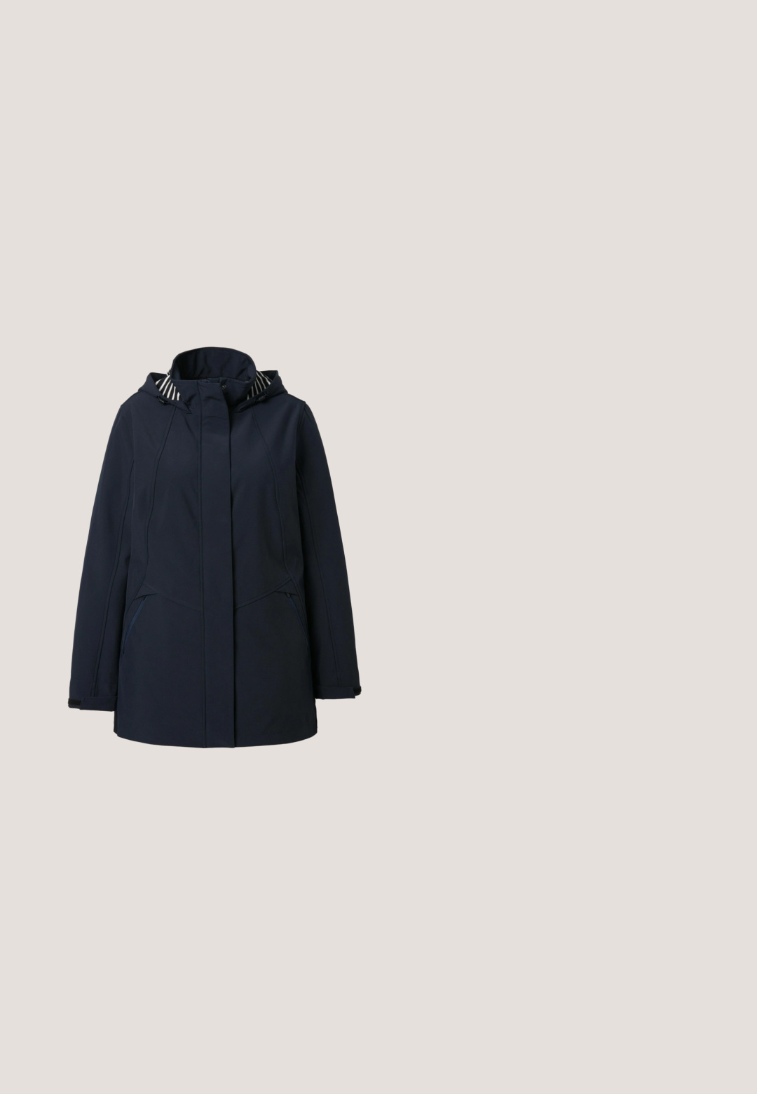 Dunkelblaue Damenjacke mit Kapuze, vorn mit Reißverschluss und Druckknopfverschluss, seitlichen Reißverschlusstaschen und gestreiftem Innenfutter in der Kapuze.; Gestreifte blaue Button-up-Bluse mit einer Tasche, die den Text "STUDIO UNTOLD" zeigt, klassischem Kragen und langen Ärmeln.; Schwarze knielange Jeansshorts mit umgeschlagenen Säumen, ausgestattet mit einem Knopf- und Reißverschluss sowie traditionellen Vorder- und Hintertaschen.; Helle beige Wildleder-Sneaker mit Schnürverschluss und seitlichem Reißverschluss. Abgerundete Spitze und strukturierte Sohle für besseren Halt. Glatte Akzente an den Seiten.; Beige Leder-Schultertasche mit silbernem Reißverschluss, verstellbarem Riemen und kleinem rechteckigem Markenlabel "EMILY & NOAH" auf der Vorderseite.; Polierter Silberring mit einem glatten, runden Design. Hergestellt aus 925er Sterlingsilber, mit einem dicken Band und einer reflektierenden Oberfläche.