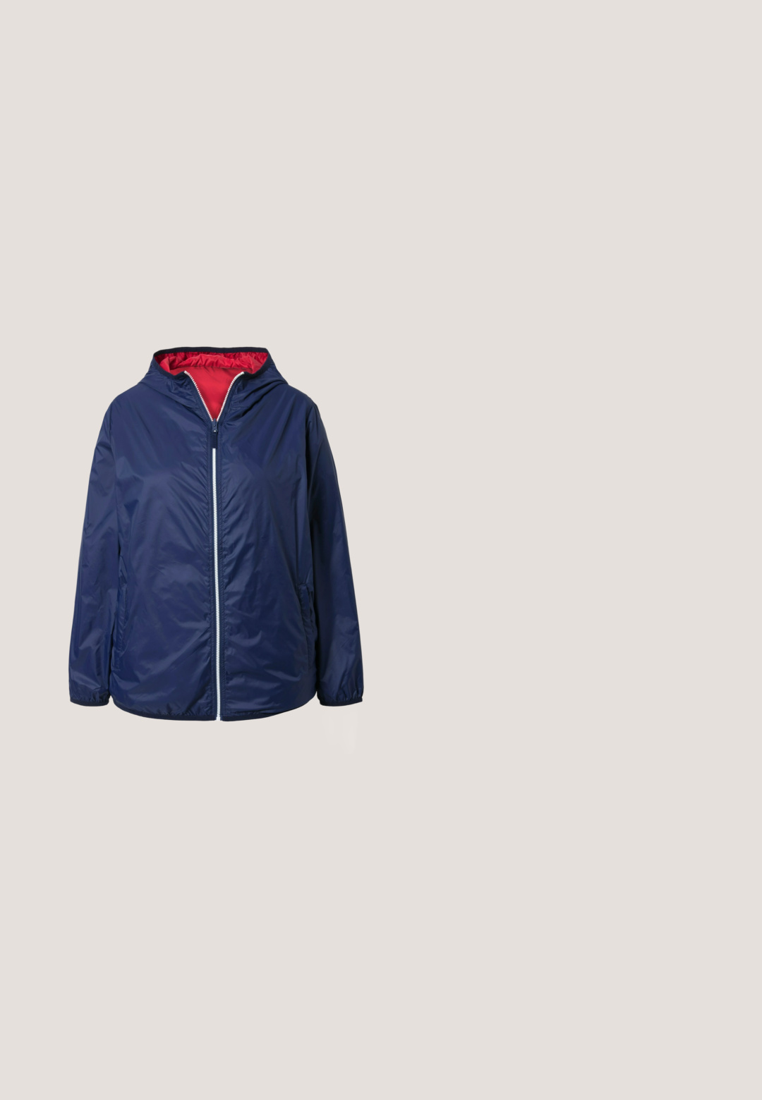 Chaqueta azul marino con capucha, cremallera frontal blanca, puños elásticos, bolsillos laterales y forro interior rojo.; Sudadera de mezclilla azul con cuello en V, mangas largas, bolsillo frontal y tejido texturizado. Presenta acentos de costura a lo largo de los bordes.; Camiseta de manga corta azul claro con cuello redondo, fabricada con un material similar al algodón, que presenta una textura suave y un diseño de ajuste relajado.; Vaqueros recortados de denim azul oscuro con bolsillos delanteros, cierre con botones y bajos doblados.; Zapatilla deportiva azul claro hecha de material de malla transpirable, con un diseño texturizado, cierre de cordones y suela en forma de cuña.; Bolso de hombro azul marino con correa ajustable, bolsillo delantero con cremallera y diseño de tela texturizada.