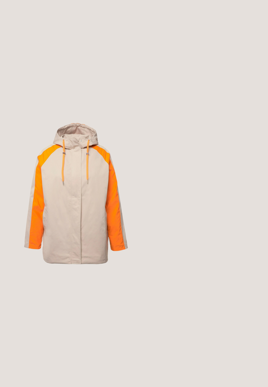 Beige Kapuzenjacke mit Frontreißverschluss, orangene Streifen an den Ärmeln und orange Kordeln an der Kapuze, für kaltes Wetter konzipiert.; Beiger Cardigan mit V-Ausschnitt, langen Ärmeln und schwarzen Knöpfen auf der Vorderseite. Mit gerippten Bündchen und einer glatten, weichen Textur.; Kurzärmeliges Damen-T-Shirt mit hellrosa und weißen horizontalen Streifen, rundem Ausschnitt und lockerer Passform.; Hellblaue Jeans im Slim-Fit-Stil, mit Knopfverschluss, fünf Taschen und dezenten Verwaschungen.; Trainingsschuh mit einem weißen, rosa und beigen Wildleder-Außenmaterial, einer strukturierten Gummisohle und einem seitlichen Reißverschlussdetail mit einem dekorativen Anhänger.; Beige Canvas Schultertasche mit Reißverschluss oben, verstellbarem Schulterriemen und zwei vorderen Reißverschlusstaschen. Mit einem dekorativen Quast und Logo-Patch.