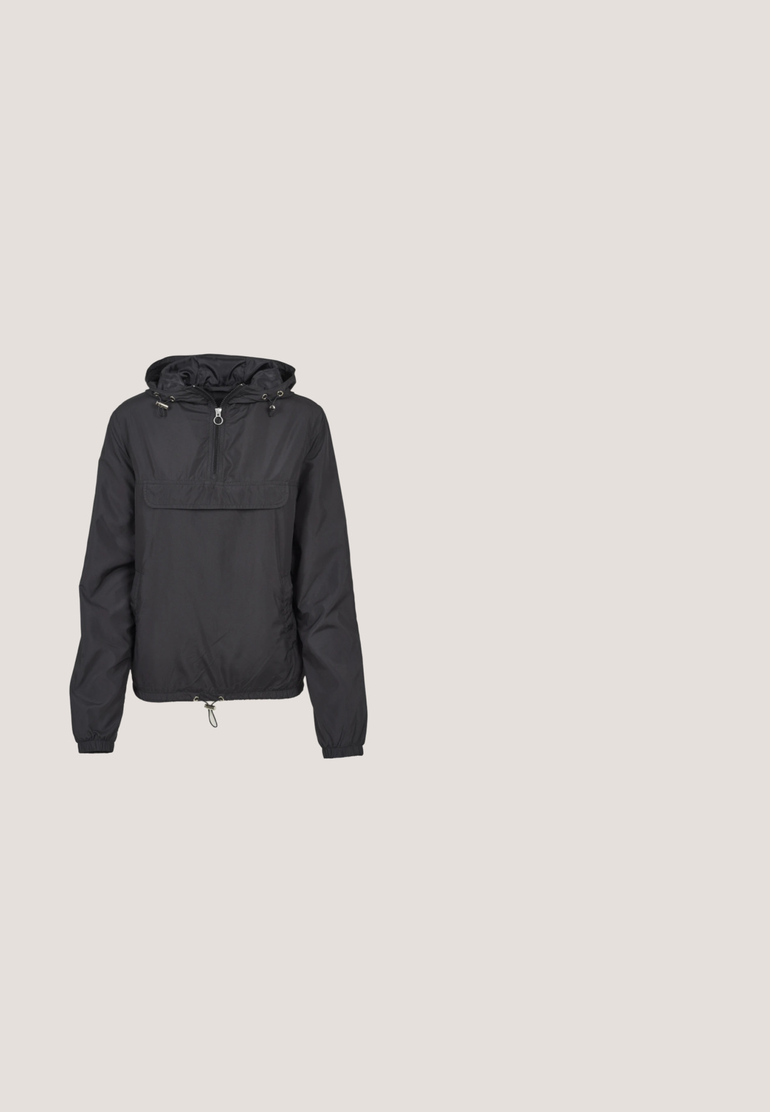 Schwarze Windjacke mit einem halben Reißverschluss vorne, verstellbare Kapuze, Fronttasche, elastischen Bündchen und einem verstellbaren Kordelzug am Saum.; Helles grünes langärmeliges Bodysuit mit schulterfreiem Ausschnitt. Glatte Stoffqualität, taillierte Passform und hochgeschnittene Beinausschnitte.; Schwarze Cargo-Hosen aus Denim mit weit geschnittenem Design, seitlichen Taschen und einem Knopfverschluss an der Taille. Glatte Textur ohne Muster.; Schwarze Leder-Sandalen mit einem Kreuzriemen-Design, verstellbarem Schnallenverschluss und strukturierten Sohlen mit Rippen für besseren Halt.; Schwarze, weiche Stoff-Schultertasche mit einem Träger und leicht zerknitterter Textur vor einfachem, hellem Hintergrund.; Silberne Creolen mit einer glatten, polierten Oberfläche. Das Design zeichnet sich durch einen nahtlosen Verschluss und eine längliche ovale Form aus.