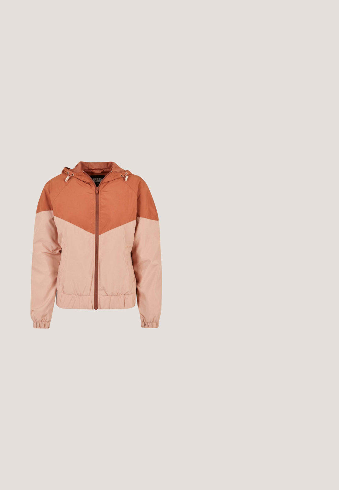 Hoodie mit einem Farbblockdesign in Rost und Blassrosa, mit elastischen Bündchen, einem Frontreißverschluss und einer strukturierten Fütterung.; Roter Damen-Jumpsuit mit kurzen Ärmeln, Wickel-V-Ausschnitt, Taillengürtel und gerade geschnittenen Hosenbeinen.; Schwarze Wildleder-Sneaker mit weißen Lederakzenten, drei weißen Streifen, flachen Schnürsenkeln und einer dicken grauen Plateausohle. Goldenes "Gazelle"-Branding.; Rechteckige Sonnenbrille im Schildpatt-Design mit orange getönten Gläsern und dicken Fassungen vor weißem Hintergrund.; Schwarze Leder-Schultertasche mit weicher, lässiger Form. Verfügt über einen geflochtenen Riemen, der mit bunten Plastikbuchstaben verziert ist. Weiß abgenähte Details.; Feine Halskette aus Gold mit sieben kunstvoll gearbeiteten, filigranen Anhängern und kleinen, rot-, lila- und goldfarbenen runden Edelsteinanhängern, gleichmäßig verteilt.