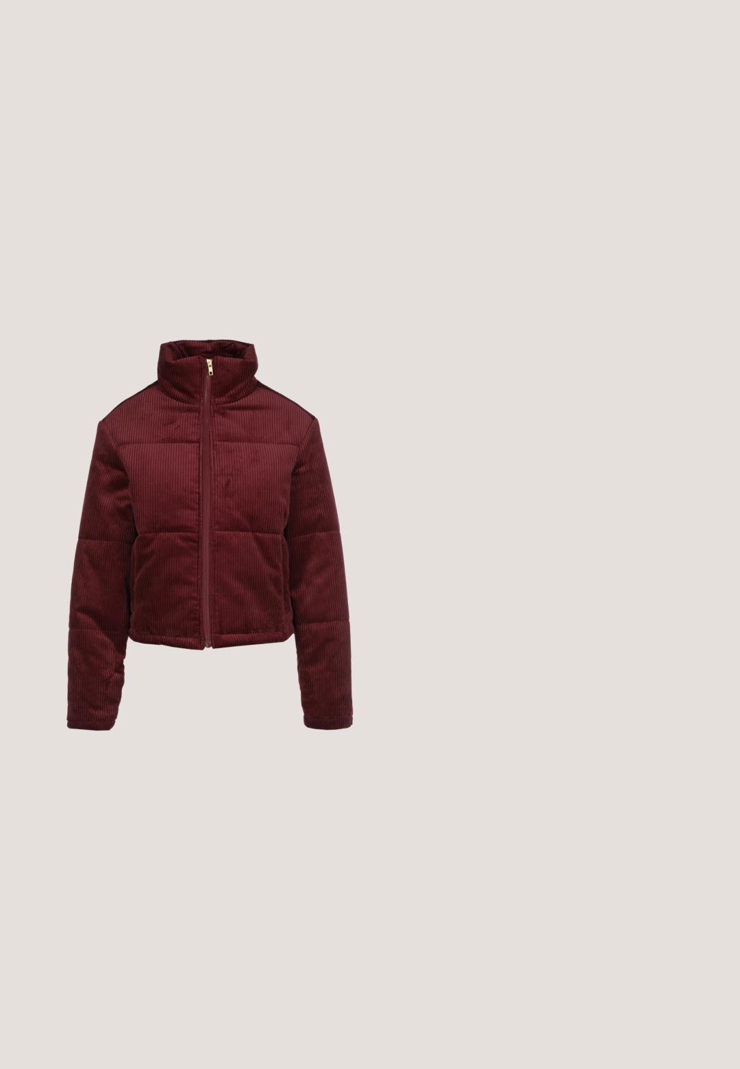 Burgunderfarvet fløjlspufferjakke med høj krave, vandret quiltet design og lynlåslukning foran. Tekstureret stof med ribbet mønster.; Bordeaux sweatshirt med rund hals, afslappet pasform, lange ærmer, ribbede manchetter og en blød bomuldsblanding. Simpelt design, ingen mønstre.; Langærmet ribstrikket top i mørkerød med rund halsudskæring og slim fit.; Stribede bukser med vide ben og ribbet tekstur, i bordeaux og hvid, med justerbar snøre i taljen for komfort.; Mørkerød sneaker med tyk lysbrun sål, hvide lodne snørebånd, hvidt loddet hjerte design på siden og hvidt loddet hælkant.; Lille rektangulær tekstureret mørkerød læder crossbody taske med frontlomme med lynlås og lås i guldfarvet metal på justerbar rem.