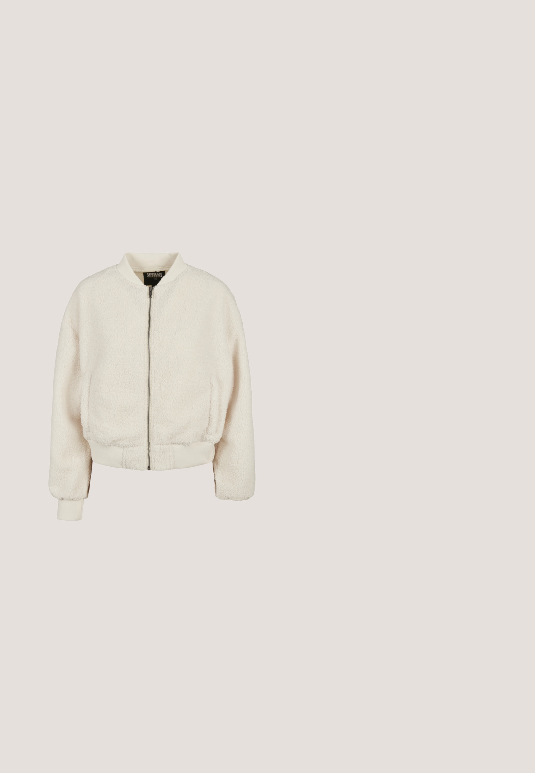 Cremfarbener Bomberjacke aus strukturiertem Fleece, mit einem Frontreißverschluss, gerippten Bündchen und Saum. Weiches, bequemes und lässiges Design.; Cremfarbener Hoodie mit einer Fronttasche, Kordelzugkapuze und einem kleinen Schmetterlingsmotiv in Weiß auf der Brust. Weicher Stoff.; Beige gerippter Crop-Top mit rundem Ausschnitt und ärmellosem Design. Verfügt über eine schlichte Struktur und ein dezentes Markenetikett im Nacken.; Beige Hose mit weitem Bein, elastischem Bund und sauberer Vorderseite, von vorne auf weißem Hintergrund gezeigt.; Weißer Sportschuh aus glattem synthetischen Material. Verfügt über strukturierte Akzente, metallische goldene Details, Schnürdesign und eine gepolsterte Sohle.; Schultertasche aus cremefarbenem Leder mit braunem Besatz, geschwungener Form, Reißverschlusstasche und verstellbarem Riemen. Mit einer Seitentasche ausgestattet.