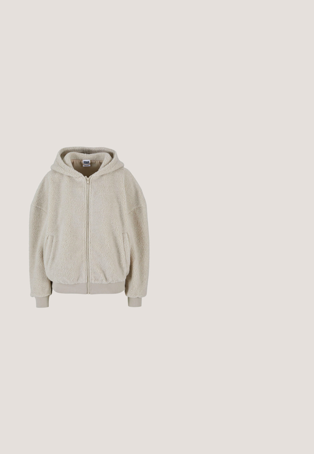 Cremefarbene, fleecegefütterte Zip-Hoodie-Jacke mit strukturiertem Obermaterial, gerippten Bündchen und zwei Seitentaschen.; Beiger Fleece-Pullover mit einem Viertel-Reißverschluss-Kragen, strukturiertem Material, langen Ärmeln und einem lockeren Schnitt. Weicher und warmer Stoff.; Weißes Langarmshirt mit quadratischem Ausschnitt, hergestellt aus glattem, dehnbarem Stoff. Es zeichnet sich durch minimale Nähte und ein Etikett mit der Aufschrift "URBAN CLASSICS" aus.; Beige breite Hose aus weichem Stoff, mit elastischem Bund und glatter Textur sowie ausladenden Säumen für eine entspannte Passform.; Beige Wildleder-Hochtop-Sneaker mit einer dicken Gummisohle, ausgestattet mit einer umklappbaren Zunge, runder Spitze und dekorativen Schnürsenkeln.; Beige Nylon Schultertasche mit einer weichen Textur, gerafften Seiten und verstellbarem Tragegurt. Verfügt über einen Reißverschlussverschluss und dezente Logo-Details.