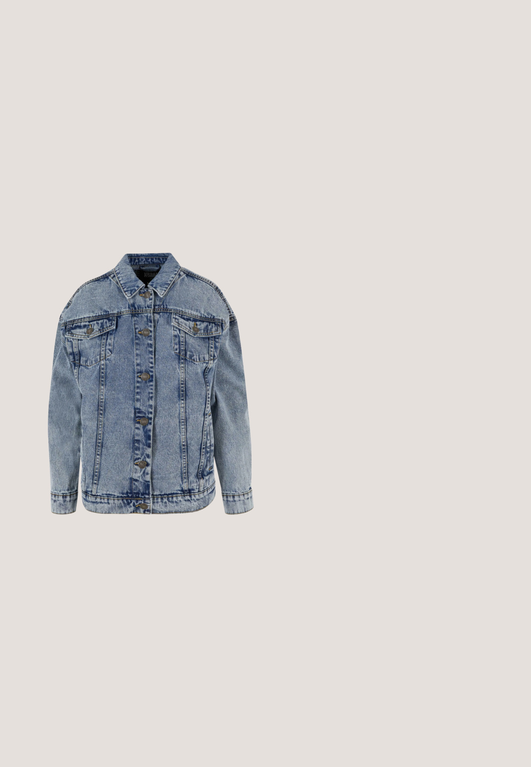 Lyseblå denimjakke med klassisk krave, knaplukning, lange ærmer, to brystlommer og en afslappet pasform.; Olivengrøn, kort striktrøje med et tekstureret mønster, rund hals og lange ærmer. Tykt ribkant ved kanten og ærmerne.; Rutet flannel skjorte i sort, hvid og grå. Har knaplukning foran, to brystlommer og lange ærmer med knapmansjetter.; Grå jeans i denimbred ben, høj talje med knapper foran, lynlås og fem-lomme-design.; Sort læder kampstøvle med rund tå, snørebånd foran og en løkke ved anklen. Har en tyk gummisål for holdbarhed.; Grå strikket tørklæde med ribbet struktur, der har diagonale mønstre og en rektangulær stoflap i den ene ende.