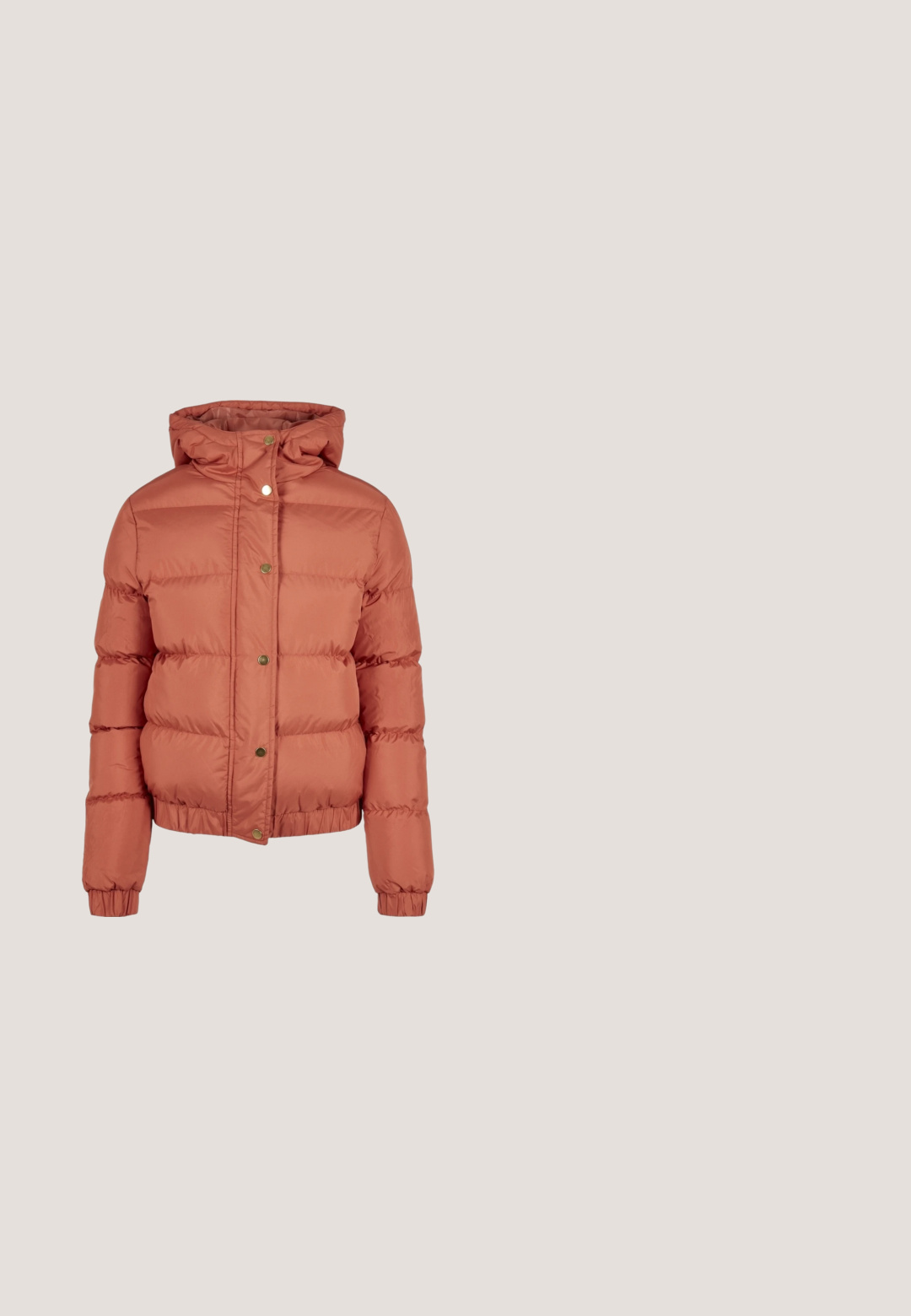 Puffjacke in Korallenfarbe, mit Kapuze, gestepptem Textil und goldenen Druckknöpfen auf der Vorderseite. Elastische Bündchen und Saum.; Rostfarbener Hoodie aus weichem Material mit einer Kapuze zum Schnüren, gerippten Bündchen und einem leicht verkürzten Saum. Einfaches, minimalistisches Design.; Helle rosa kurzärmelige T-Shirt aus Baumwolle, mit einem grünen Weihnachtsbaum-Graphic auf der linken Brust und einem goldenen Stern oben drauf.; Rostorange Sweatpants aus weichem Stoff, mit einem gerippten Bund, verstellbaren Kordeln und eng anliegenden Bündchen an den Knöcheln.; Weißer Sportschuh aus glattem synthetischen Material. Verfügt über strukturierte Akzente, metallische goldene Details, Schnürdesign und eine gepolsterte Sohle.; Pfirsichfarbene rechteckige Umhängetasche mit einer glatten Kunstlederoberfläche, Reißverschlussverschluss und einem verstellbaren Gurt. Mit Logo-Plakette.