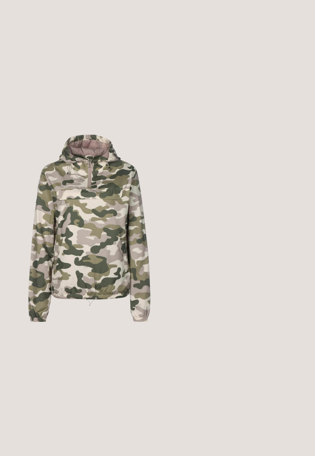 Béžová, svetlohnedá a zelená camouflage bunda s kapucňou, polovičným zipsom vpredu, elastickými manžetami a nastaviteľným spodným okrajom.; Olivovo zelená mikina s klokankovým vreckom na prednej strane, s kapucňou na šnúrku a jemným grafikou na hrudi v kontrastnej farbe.; Maskáčové tričko v zelenej, hnedej a čiernej farbe. Krátke rukávy, okrúhly výstrih, jemná textúra a klasický strih s vzorom organických tvarov.; Maskovacie legíny v odtieňoch béžovej, zelenej a bielej. Majú priliehavý strih a detailné panely s hladkým, elastickým materiálom.; Masívna teniska so svetloružovým zvrškom, maskáčovým vzorom na medzipodrážke, hrubou bielou podrážkou, veľkými šnúrkami z lana a hnedou textúrovanou vonkajšou podrážkou.; Zelená látková taška na rameno s oblým dizajnom, čiernymi kovovými detailmi a polstrovaným telom. Obsahuje nastaviteľný popruh a nášivku s logom.