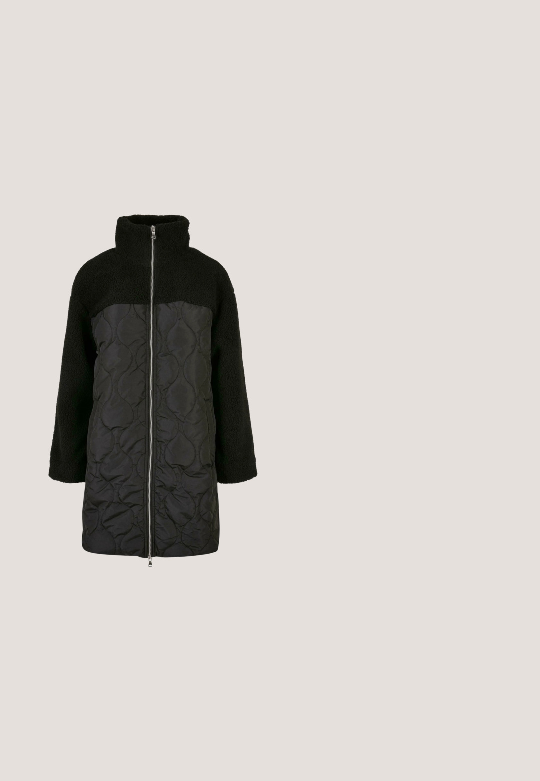 Manteau noir avec col montant, moitié en polaire texturée et moitié en tissu matelassé avec des motifs arrondis. Fermeture éclair sur toute la longueur à l'avant.; Top noir à côtes avec un décolleté en V profond, de longues manches évasées et une ceinture à nouer à la taille. Texture lisse, design ajusté.; Crop top noir sans manches en tissu lisse. Présente des bretelles spaghetti fines et un décolleté plongeant, avec une coupe ajustée.; Pantalons évasés noirs en tissu extensible, avec une taille haute et une texture lisse. Aucun matériel ou motif visible.; Bottes Chelsea noires en cuir lisse avec des panneaux latéraux côtelés et une semelle en caoutchouc épaisse et évasée, dotées d'une languette pour un enfilage facile.; Sac à main texturé en fourrure noire avec des poignées courtes et arrondies, forme rectangulaire, et un patch logo sur le devant. Présente des pieds en métal à la base.