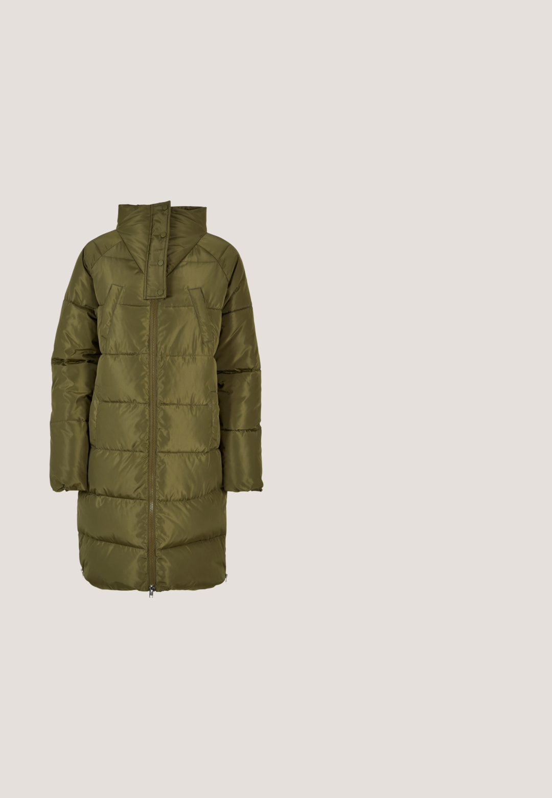 Manteau rembourré vert olive avec un col haut, fermeture éclair, boutons-pression et poches latérales. Présente des sections cousues pour l'isolation.; Hoodie à maille épaisse de couleur olive avec une poche kangourou avant et un capuchon à cordon de serrage, doté de poignets et d'un ourlet côtelés.; Haut à col roulé à manches longues de couleur vert foncé. Tissu lisse et extensible avec une coupe ajustée. Le col haut se plie doucement au niveau de l'encolure.; Pantalons larges en velours côtelé de couleur vert foncé. Comprend des côtes verticales, des poches latérales et deux boutons décoratifs sur la taille.; Botte en daim verte avec un doux col en fourrure beige, lacets ronds et une semelle en caoutchouc texturé gris. Présente des accents cousus sur les côtés.; Sac épaule vert olive avec une poignée froncée, texture douce, forme arrondie et un petit logo rectangulaire à l'avant.