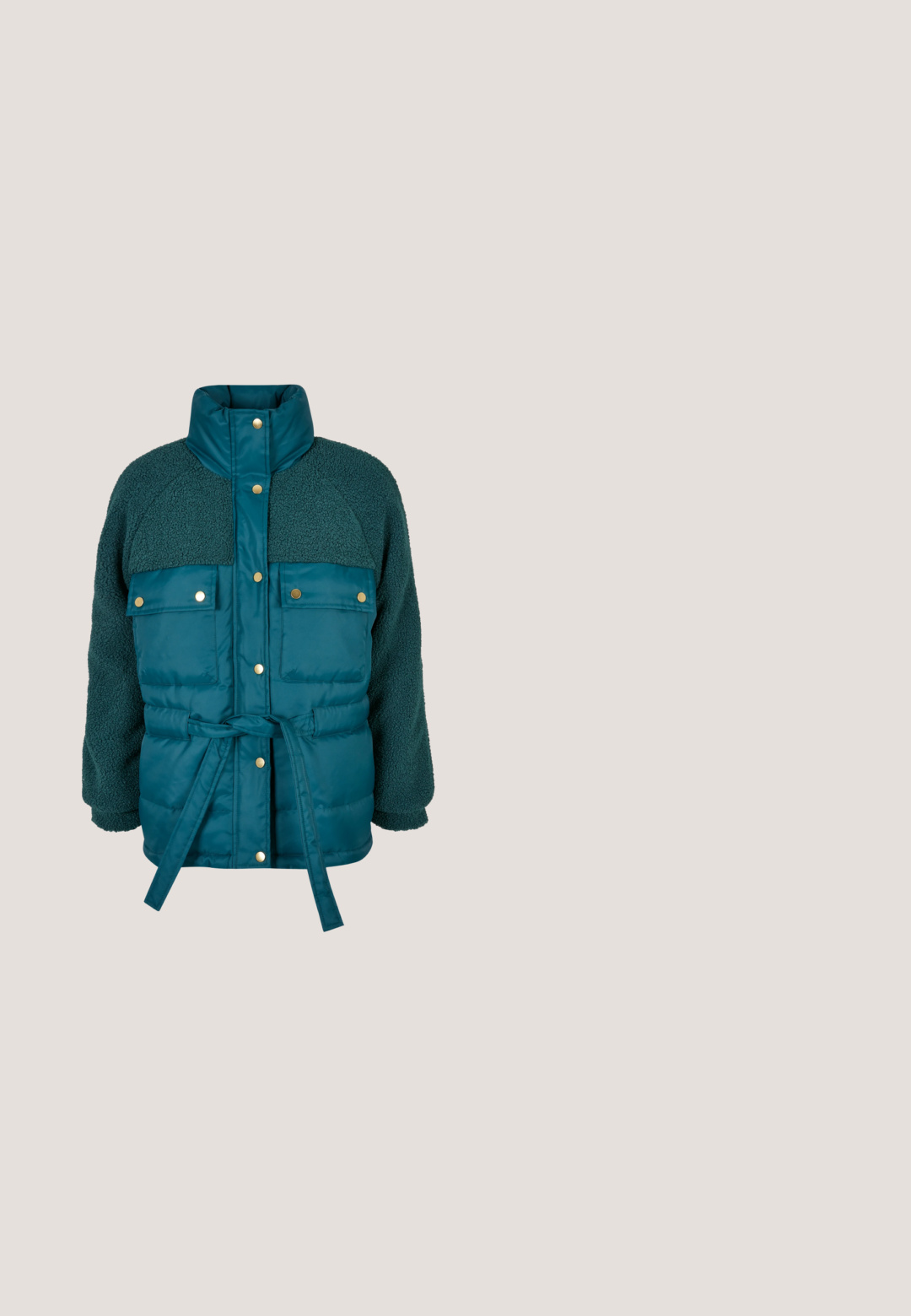 Teal pufferjakke med blød, tekstureret fleeceøverste, guldknapdetaljer, to forlommer og en bælte i taljen. Høj krave design.; Sort isoleret overall med hætte i kunstpels, bælte i taljen og lynlåslommer i begge sider til sikker opbevaring.; Hættetrøje i cremefarve med lys brun abstrakt marmormønster, forlomme, snøre i hætten samt ribkant ved ærmer og bund.; Sportssneaker med en cremefarvet mesh-overdel, metallic sølv accenter, lys gul sål og en tekstureret grøn krave.; Skildpaddemønstret solbriller med et geometrisk sort accent på stængerne, der har en bred katteøjeform og graduerede brune linser.; Grå totebag med en puffy quiltet design, to håndtag og vandret sømme med mønstre. Fremstillet af blødt, tekstureret stof.