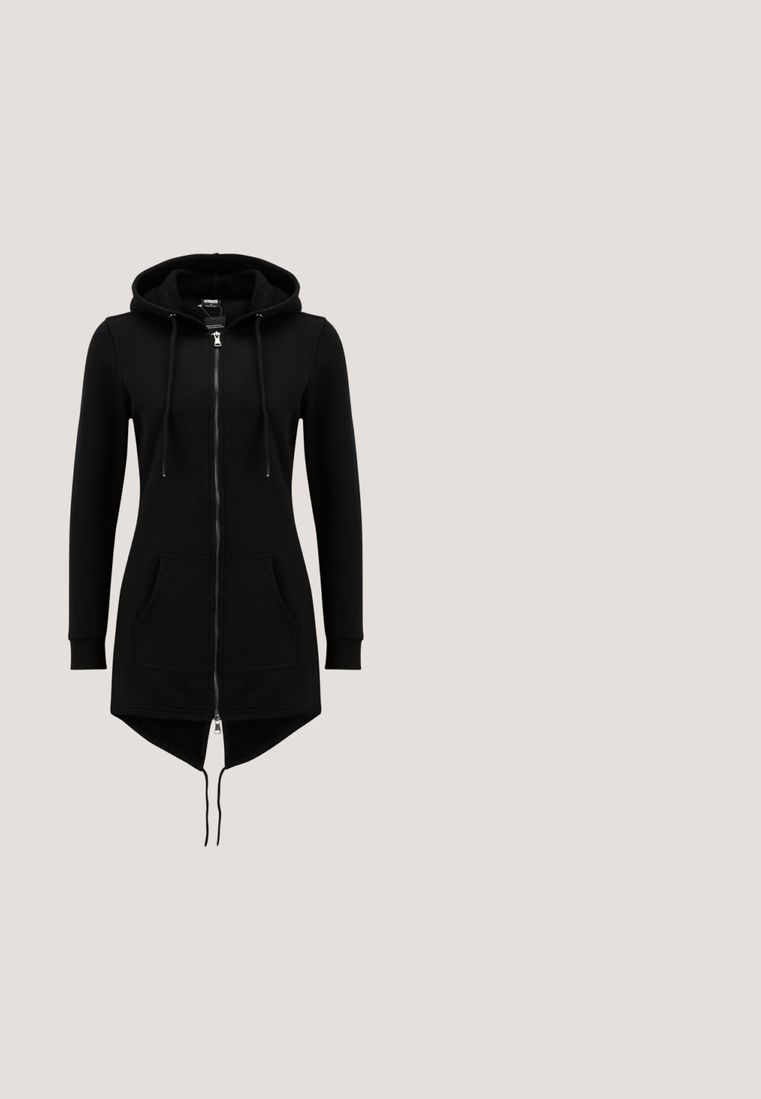 Veste à capuche noire à manches longues avec fermeture éclair frontale, cordons de serrage, deux poches avant et ourlet asymétrique avec dos prolongé.; Haut à manches longues noir en tissu maillé texturé avec un détail de volants flottants sur une épaule, et un col rond.; Pantalon noir à jambes larges et taille haute avec un devant lisse et un tissu ample et fluide s'étendant jusqu'aux chevilles.; Mocassins en cuir noir avec une semelle en caoutchouc noir épaisse, dotées de rainures antidérapantes et d'une sangle décorative à l'avant.; Sac d'épaule en cuir noir texturé avec fermeture éclair incurvée sur le dessus et breloque logo double B embossée suspendue à la poignée.; Ceinture en cuir noir avec une boucle en métal doré et un accent de chaîne dorée décorative. Comprend des trous de réglage et une texture lisse.