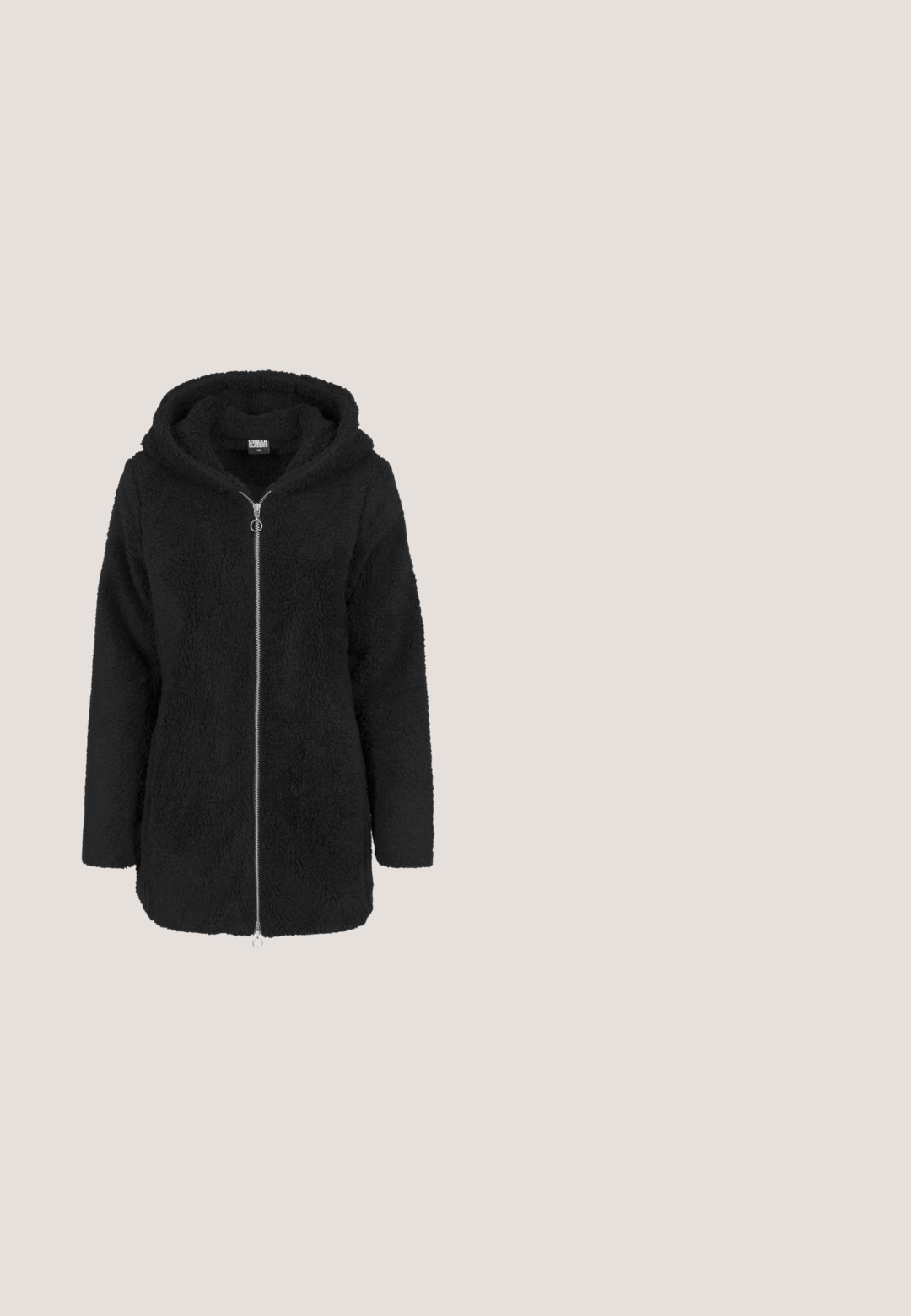 Sort sherpa fleece jakke med hætte og lange ærmer, fuld lynlås foran med to lynlåstræk, størrelse XS.; Mørkeblå pullover med høj, ribbet halsudskæring. Fremstillet af blødt, tekstureret stof med en afslappet pasform og elastiske manchetter og nederkant.; Sort langærmet turtleneck skjorte lavet af glat, strækbart stof. Har et tætsiddende design og en klassisk høj krave.; Bredde sorte bukser i faux læder med elastisk talje og ingen synlige lukninger. Glat tekstur med en blank overflade.; Sorte knæhøje støvler med en kviltet tekstur, der har snørebåndsdesign, kontrasterende ribbet topkant og en tyk, robust sål.; Sort quiltet taske med en blank finish, der har to korte håndtag og et lille blåt mærke. Firkantet form med vandrette striber.