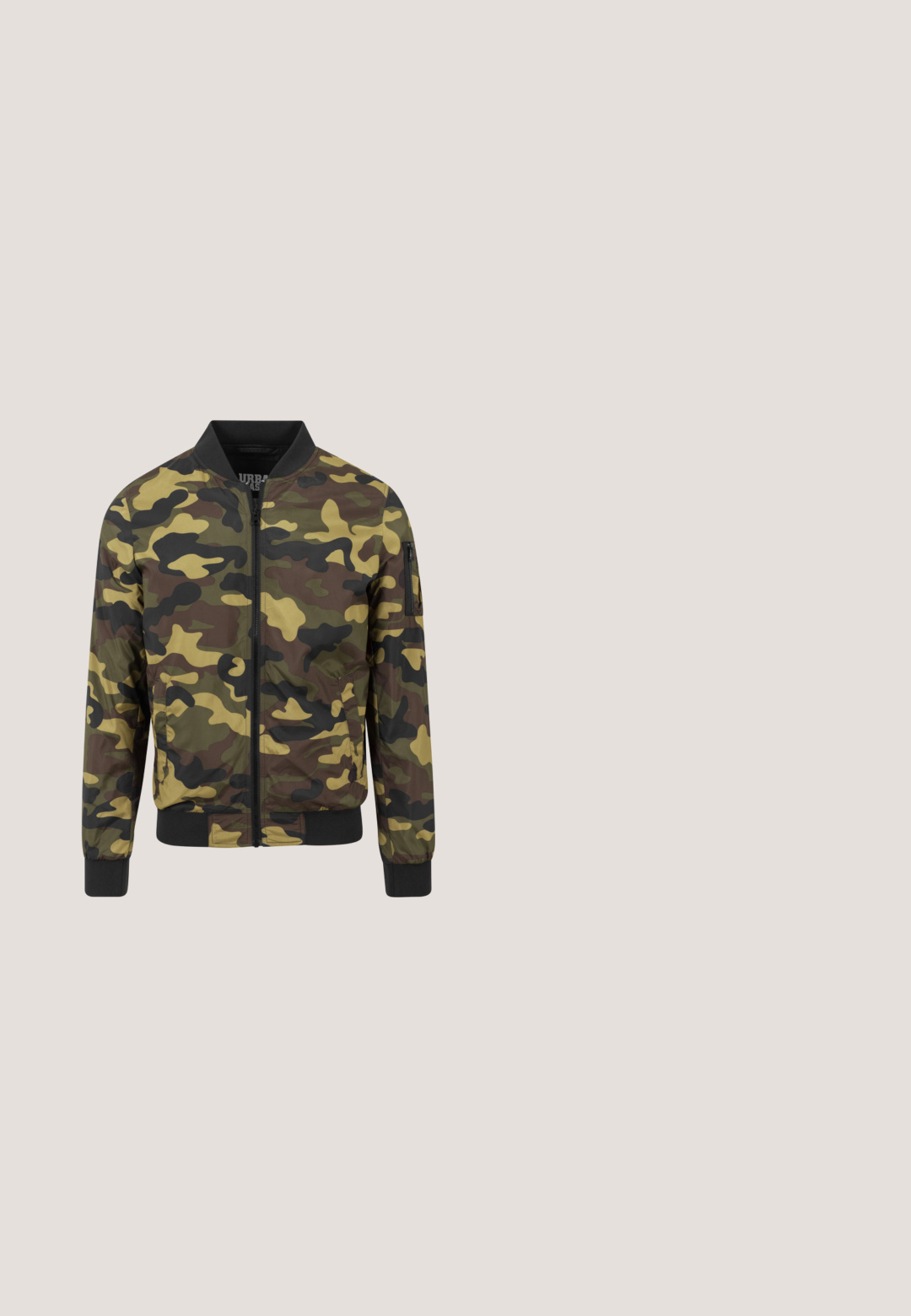 Veste bomber camouflage en nuances de vert et marron, dotée d'une fermeture éclair devant, de poignets côtelés et d'une poche à rabat sur la manche.; Sweatshirt vert camouflage à manches longues, col rond et poignets côtelés. Fabriqué en tissu doux avec divers motifs verts et marron.; T-shirt à manches courtes avec un corps blanc et des manches à motif camouflage. Matière en coton, col rond et coupe décontractée.; Jogging en coton noir avec une coupe fuselée, taille élastique avec cordon de serrage et poches cargo sur les côtés. Texture lisse et poignets élastiques aux chevilles.; Baskets de sport blanches avec un dessus en maille perforée, des accents noirs, des lacets visibles et une semelle à coussin d'air translucide.; Urban Classics Sac à dos - olive