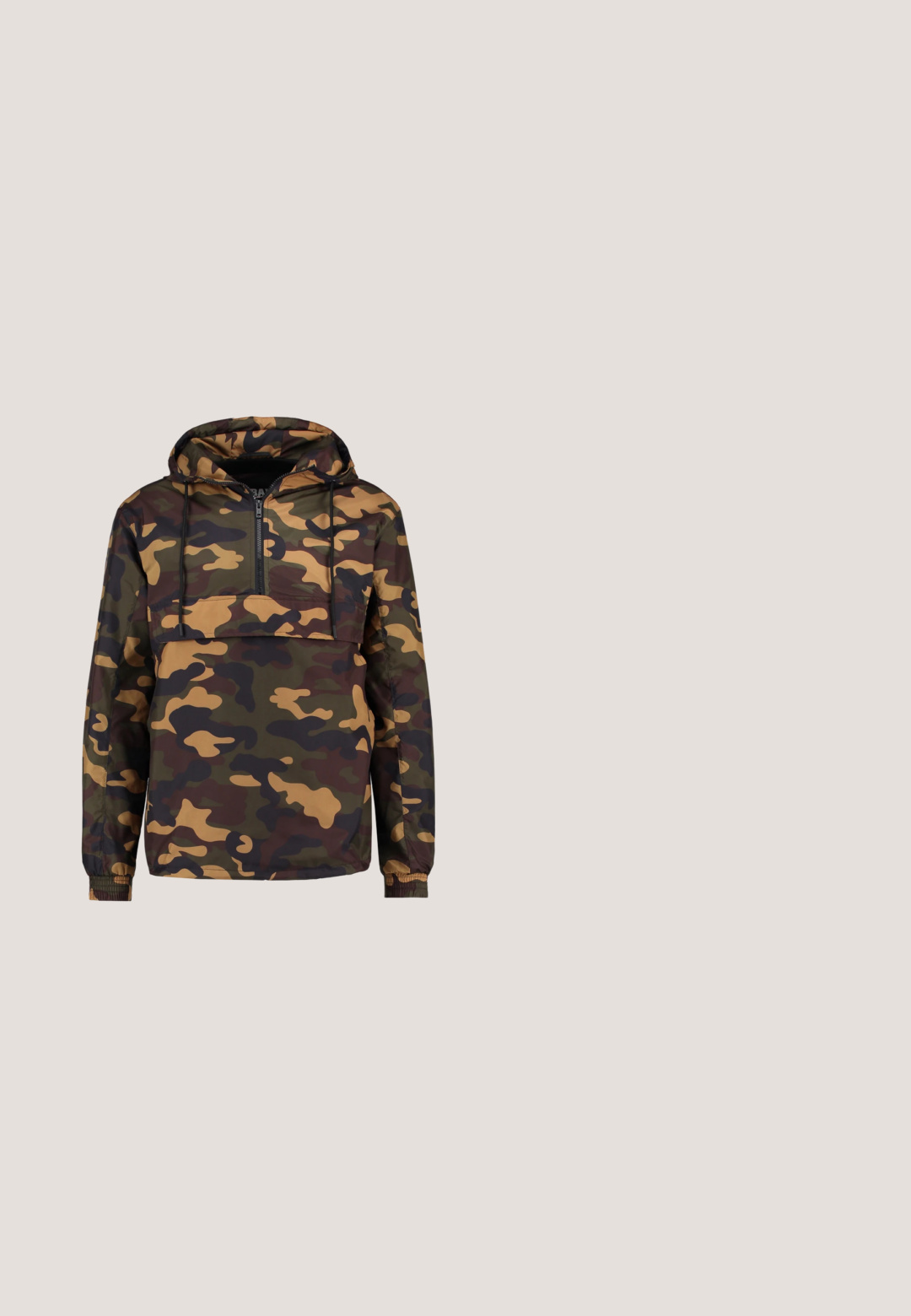 Camo vindjakke i nuancer af grøn, brun og beige. Har hætte, halv lynlås foran og elastiske manchetter. Vandafvisende stof.; Grøn camouflage sweater med lange ærmer, rund halsudskæring og ribbede manchetter. Fremstillet af blødt stof med forskellige grønne og brune mønstre.; Olivengrøn bomulds t-shirt, korte ærmer, rund hals, løs pasform, med opkrøllede manchetter og en lige kant, minimal tekstur og design detaljer.; Cargo-bukser i olivengrøn med et camouflage-mønster; har elastiske manchetter, snørelukning i taljen og flere sidelommer.; Nike Sportswear AIR FORCE 1 07 - Sneakers - flax/wheat/light brown/black/team gold; Camouflage hoftepose i beige med røde accenter, der har en lynlåslomme foran, stofrem og et mærke med tekst på en etikette.