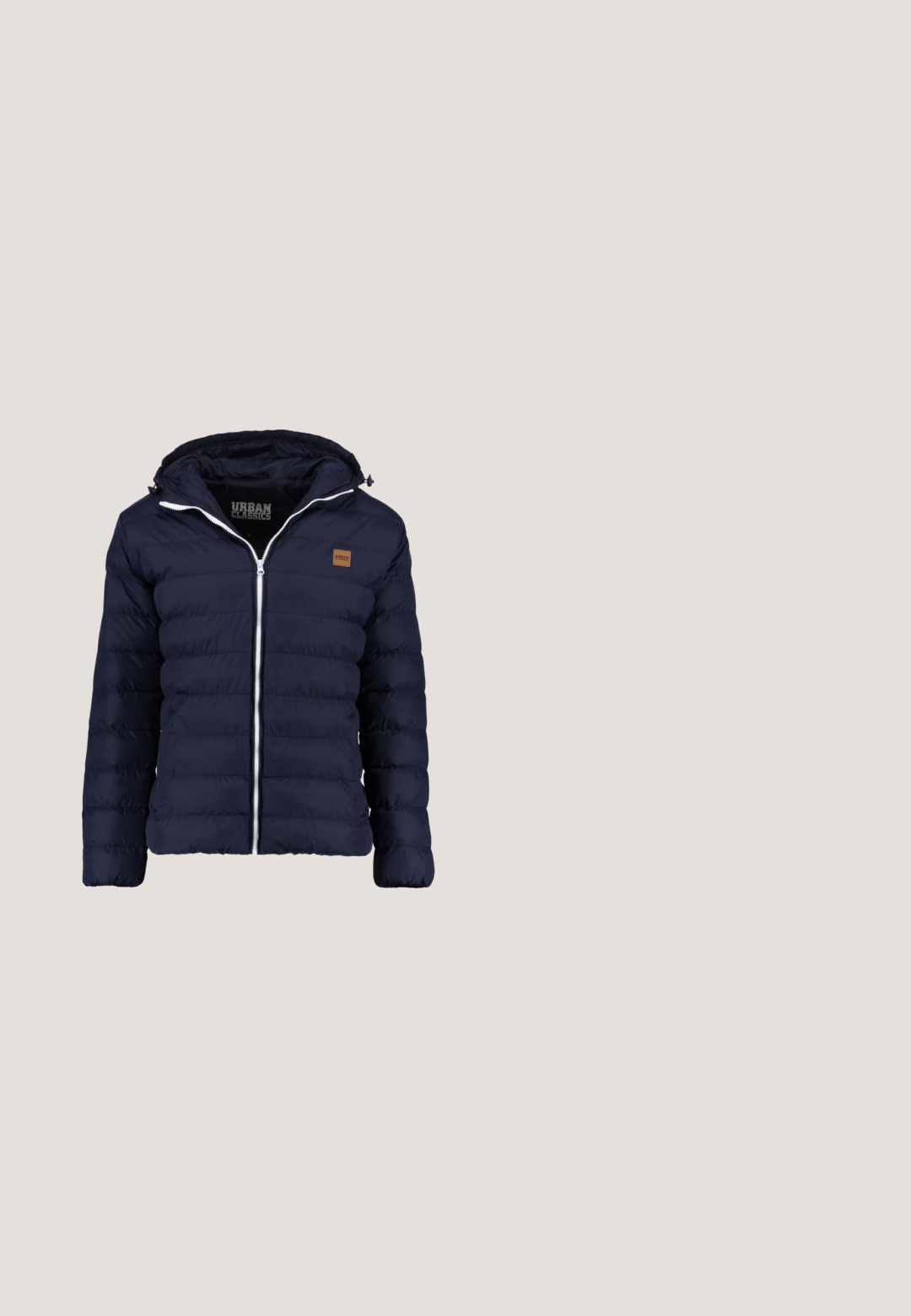 Marineblå pufferjakke med lynlås foran, hætte og horisontal quilted mønster. Inkluderer et lille tan logo patch på venstre bryst.; Sort ribbet lynlås sweater med høj krave og lange ærmer, udstyret med en sølv lynlås og en tætsiddende silhuet.; Kortærmet T-shirt med brede horisontale hvide og lysegrå striber, rund halsudskæring og lille mørkt logo på venstre bryst.; Mørkeblå slim-fit jeans med let falmning på lår og knæ, med forlommer, bæltestropper og knaplukning.; Sort læder ankelstøvle med strækpaneler og trækstrop svævende over en træoverflade, med grønt græs sløret i baggrunden.; Rektangulær beige og brun toilettaske med sidelænke og logoemblem foran, lynlåslukning med to lysebrune træk, sat mod en hvid baggrund.