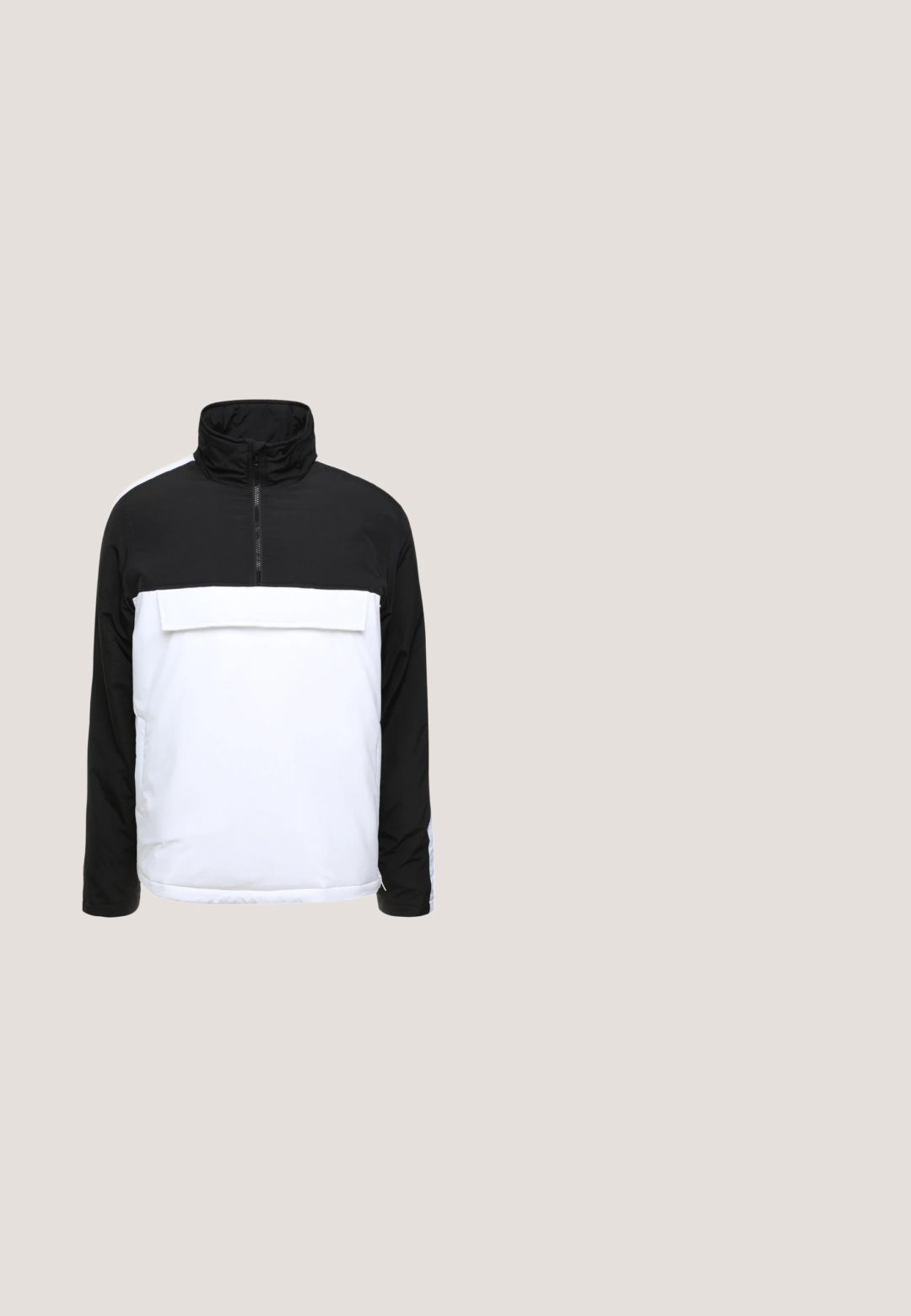 Schwarz-weißer Pullover mit hohem Kragen, Reißverschluss vorne und großer Fronttasche. Hergestellt aus leichtem Stoff mit glatter Oberfläche.; Schwarzes Baumwoll-T-Shirt mit Rundhalsausschnitt, kurzen Ärmeln, normaler Passform, glatter Textur und ohne sichtbare Muster oder Akzente.; Schwarze Cargo-Hosen aus strapazierfähigem Stoff, mit elastischem Bund, verstellbaren Kordeln und Seitentaschen mit Klappen.; Schwarze Sportschuhe mit einem strukturierten Obermaterial aus Stoff, glänzenden Akzenten und einer ausgeprägten Luftpolstersohle. Verfügt über auffällige wellenartige Designelemente.; Silberne Kettenhalskette mit ineinandergreifenden Gliedern, glatter Textur und einheitlicher rechteckiger Form. Sicherer Verschluss.; Schwarz-brauner Tarnmuster-Gürtel aus strapazierfähigem Stoff, mit einer mattschwarzen Kunststoffschnalle und einem verstellbaren Design für einen sicheren Sitz.