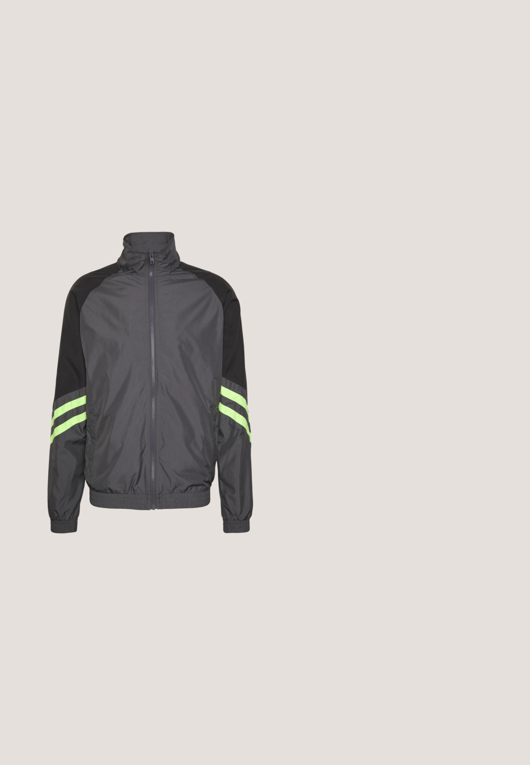 Zwarte en grijze windbreakerjas met een hoge kraag, rits aan de voorkant, elastische manchetten en twee groene strepen op de mouwen. Lichtgewicht, sportief ontwerp.; Poloshirt met korte mouwen, zwarte bovenkant, groene onderkant, witte zijpanelen, zwarte kraag en een logo op de linkerborst.; Witte sportshorts gemaakt van vochtregulerende stof, met een elastische tailleband en een zwart Nike-logo aan de linkerkant.; Zwarte instap-sneaker van gebreide stof met een bovenwerk van gestructureerde stof en een dikke witte dempende zool op een neutrale achtergrond.; Blauwtint sportzonnebril met wraparound ontwerp, zwart montuur, rubberen neusvleugels en Carrera-logo op het glas en de pootjes.; Zwarte nylon schoudertas met een gestructureerd logo-embleem, ritsluiting en een verstelbare schouderband met een zilverkleurige sluiting.