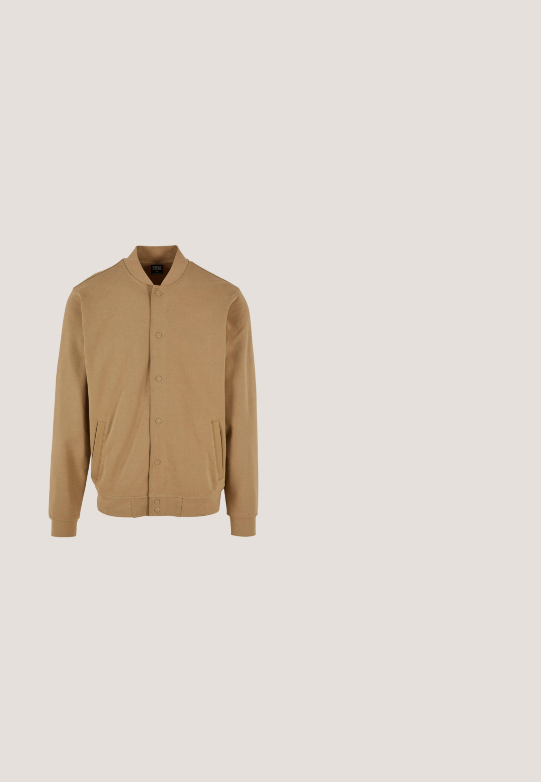 Tan värvi bomber jacket, mis on valmistatud siledast kangast, ümmarguse krae, nööbiga kinnituse ja küljetaskutega. Pikad varrukad ribatud mansettidega.; Roheline puuvillane kapuutsiga sviiter, millel on eesmine tasku, pikad varrukad ja graafiline logo rinnal. Omab kinnitatavat kapuutsit ja ribasid varrukatel.; Heledu hallide lühikeste varrukatega T-särk pehmest kangast, ümmarguse kaelusega ja peene logo printimisega veidi tumedamas toonis.; Hallid khaki püksid, mis on valmistatud puuvillast, sirge lõikega, küljetaskute ja kahekordse õmblusega vastupidavuse tagamiseks.; Kreemja ja heledate hallide madala lõikega Nike Air Force 1 sneaker, musta swooshi ja Gore-Tex brändinguga valgel taustal.; Must messenger-kott geomeetrilise tekstuuriga, sileda nahast klapiga, hõbedaste metalldetailide ja reguleeritava rihmaga; sisaldab tõmblukuga taskut.