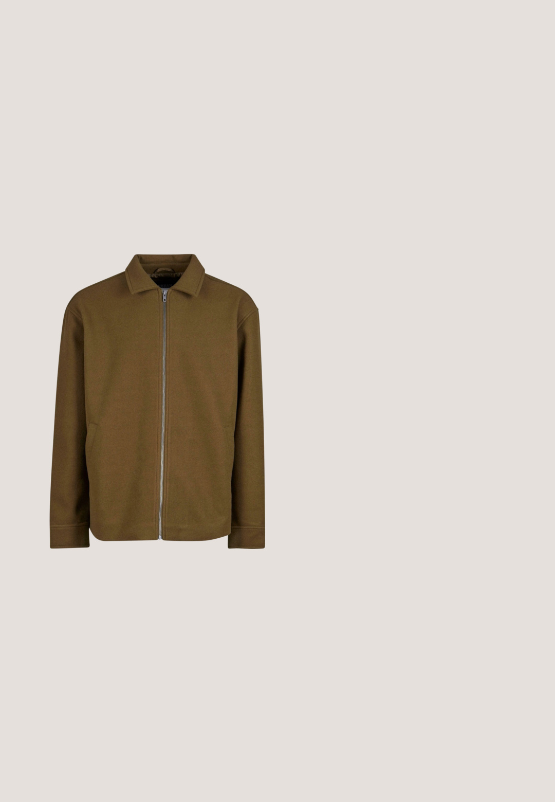 Veste zippée marron avec col mandarin, fabriquée dans un matériau doux. Comprend des poches latérales et un design épuré et minimal.; Sweat-shirt à capuche vert olive, avec des manches longues, une poche kangourou à l'avant, des poignets côtelés, et une petite étiquette sur la poche.; T-shirt en coton beige avec un col rond, des manches courtes et un ourlet droit. Présente un minimum de couture sans motifs ni logos.; Pantalons cargo beiges en coton, dotés de quatre grandes poches, d'un design à jambe droite et de liens ajustables à la cheville.; Botte de randonnée en cuir marron avec des lacets oranges, œillets en métal, col de cheville rembourré noir et semelle épaisse en caoutchouc noir.; Sac banane beige et marron Calvin Klein avec fermeture éclair avant et languette noire, avec le logo Calvin Klein sur la face avant.