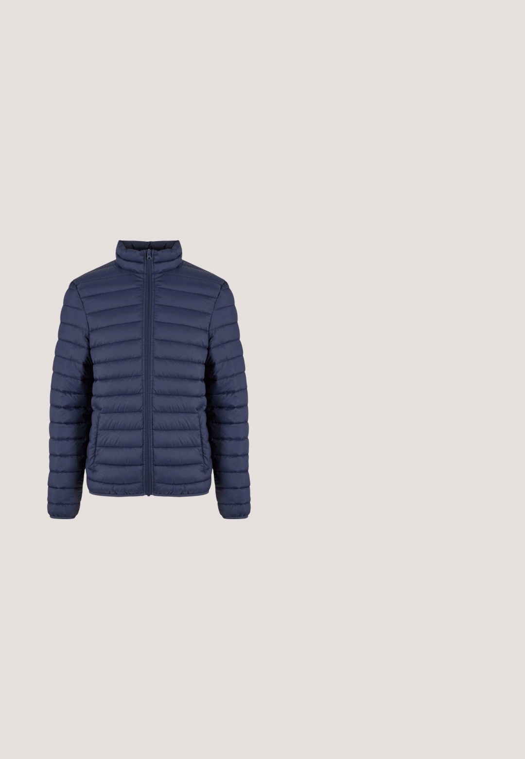Marineblaue Steppjacke mit Stehkragen, ausgestattet mit einem Reißverschluss und horizontalem Steppmuster für Wärme und Komfort.; Marinefarbener Reißverschluss-Hoodie mit weißem Text "CREEKS ORIGINAL Seit 1974", ausgestattet mit einer verstellbaren Kapuze und zwei vorderen Taschen. Weiche Innenauskleidung.; Weißes Baumwoll-T-Shirt mit kurzen Ärmeln, bedruckt mit schwarzem Text: "STREET ONE MEN ORIGINAL SUPPLY CO. WORN WITH PURPOSE."; Denim-Shorts in Mittelblau mit fransigen Details, umgeschlagenen Säumen, fünf Taschen und einem Metallknopfverschluss. Normale Passform.; Marineblaue Sneaker im Low-Top-Design mit weißer Sohle, rot- und marineblau gestreiftem Detail an der Seite, schwarzen Schnürsenkeln und weißem Fersenlaschen.; Silberne Kettenarmband mit länglichen Gliedern, polierter Oberfläche, sicherem Verschluss und einer verstellbaren Kettenverlängerung zur Größenanpassung.