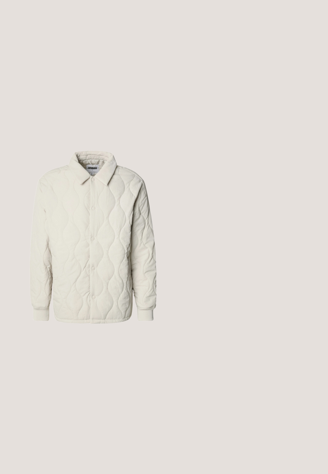 Quiltet cremet jakke med krave, trykknapper og ribbede manchetter. Stoffet har et bølget mønster med en struktureret finish.; Hvid langærmet sweater lavet af blødt strikket materiale. Har en rund hals og et lille broderet fugledesign på venstre bryst.; Hvid T-shirt med korte ærmer og lyseblåt Calvin Klein-logo centreret på brystet samt rund halsudskæring.; Brune skræddersyede bukser med indlæg, der har knaplukning, bæltestropper og en glat, vævet tekstur. Klassisk design med lige ben.; Brune læderslips-on sko med en tekstureret overflade, dekorativ spænde og en gummisål med teksturerede grebdetaljer.; Mørkebrun lædermappe med dobbelte håndtag, aftagelig skulderrem og lille Calvin Klein-logo centreret på forsiden.