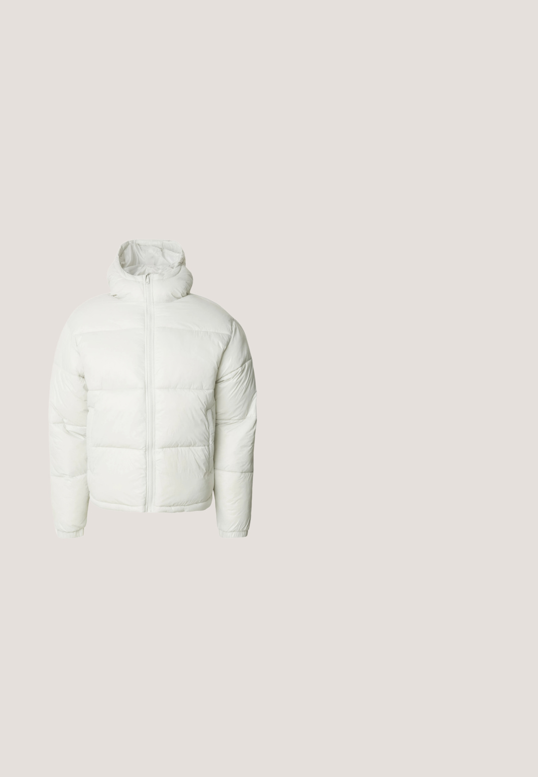 Hvid dunjakke med høj krave, udstyret med lynlås foran og elastiske manchetter. Stoffet ser glat ud med en blank overflade.; Sort quarter-zip sweatshirt lavet af blødt stof, med raglanærmer og hvidt logo på brystet. Manchetterne er elastiske.; Hvid T-shirt med lange ærmer lavet af bomuld, med rund halsudskæring og lille sort Vans-logo på brystet. Glat stoftype.; Sorte sportsshorts med elastisk talje, med hvide sidestriber og en glat stofstruktur. Ingen yderligere dekorationer.; Sorte højtop sneakers med en tekstureret grå sål, der har et camo-mønsteret mesh sidepanel og sorte ruskindsdetaljer.; Sort hoftebæltetaske med prægede monogrammønster, lynlåslomme foran, justerbar rem og lille metallogo nederst til højre.